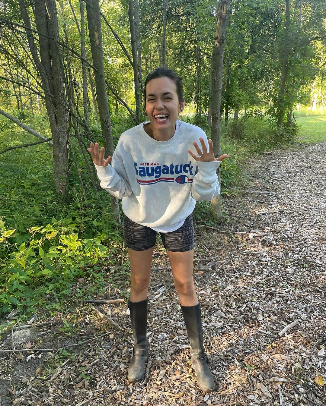 トーレイ・デヴィートさんのインスタグラム写真 - (トーレイ・デヴィートInstagram)「Earlier this month at 5 pm on a weekday while walking the back trails at the farm, still in my PJs and goat boots, he got down on one knee, in what I hoped wasn’t poison ivy, and asked for forever. My answer was obvious. ❤️🔒」9月25日 21時47分 - torreydevitto