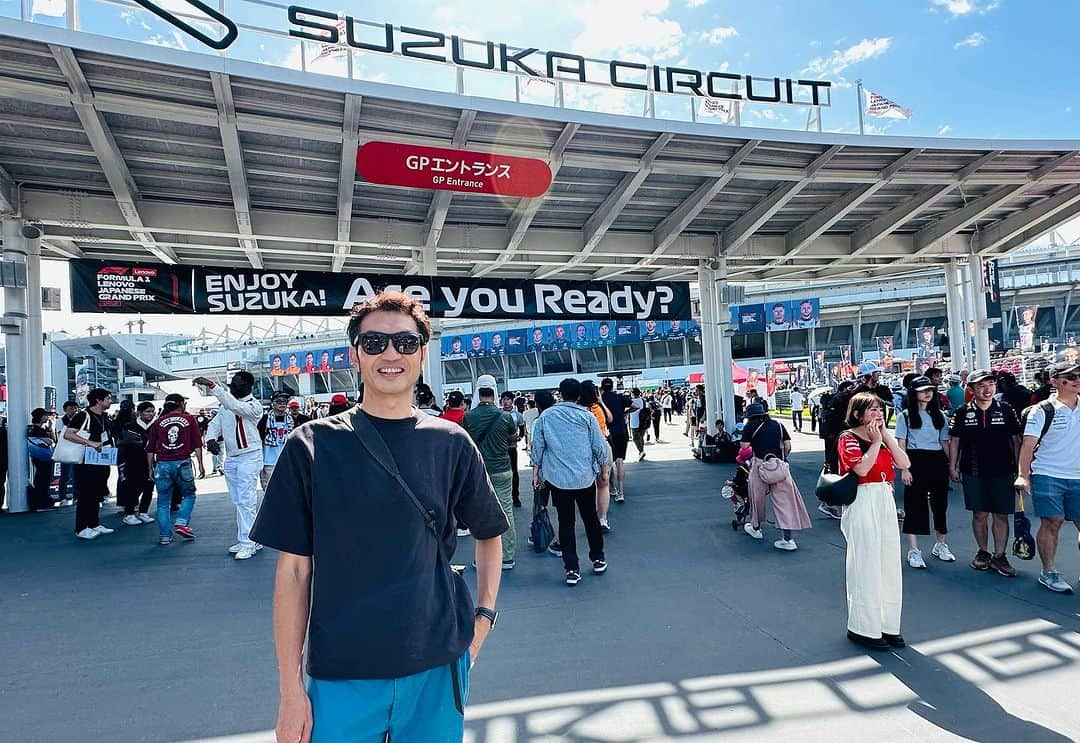 大抜卓人のインスタグラム：「#f1 #suzukacircuit  初めてのF1🏁現地観戦！ 飛び交う様々な言語！ 世界中からファンが鈴鹿の街に駆けつけモータースポーツの祭典に熱狂！  マックスフェルスタッペン の独走状態に 追随するマクラーレンに メルセデス！  YUKIの走行も応援しながら レッドブルとHONDAエンジンの強靭なタッグの凄みに触れた！  来年春の大会も待ち遠しい！  #fomula1  #japan」