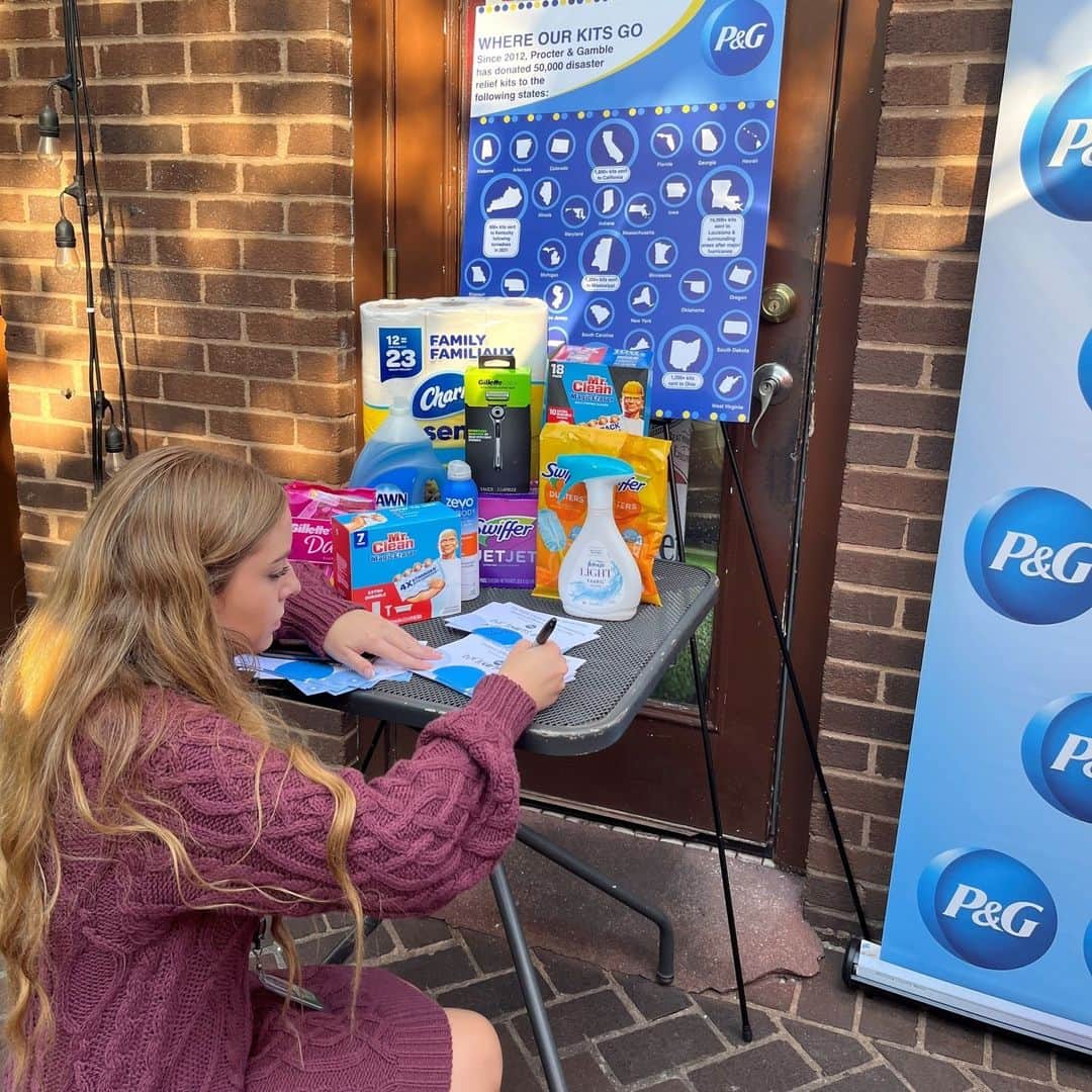 P&G（Procter & Gamble）さんのインスタグラム写真 - (P&G（Procter & Gamble）Instagram)「In partnership with @m25_org and Capitol Hill volunteers, we packed 1,000+ product-filled relief kits for disaster-struck communities to restore a sense of normalcy to those in crisis. #ActsOfGood  As part of our annual Delivering Relief event in Washington, D.C., Members of Congress and Congressional staffers joined with our team to pack kits and share more about what P&G does to be a Force for Good in the communities we serve.  Thank you to everyone who participated to be a #ForceForGood as we support communities across the country impacted by natural disasters.   Tap the link in bio to learn more about P&G’s ongoing community impact efforts.」9月25日 21時50分 - proctergamble
