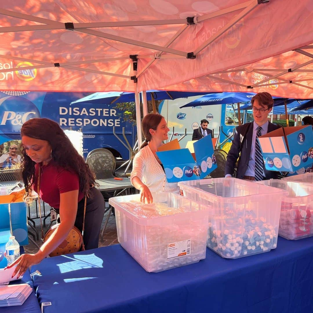 P&G（Procter & Gamble）のインスタグラム：「In partnership with @m25_org and Capitol Hill volunteers, we packed 1,000+ product-filled relief kits for disaster-struck communities to restore a sense of normalcy to those in crisis. #ActsOfGood  As part of our annual Delivering Relief event in Washington, D.C., Members of Congress and Congressional staffers joined with our team to pack kits and share more about what P&G does to be a Force for Good in the communities we serve.  Thank you to everyone who participated to be a #ForceForGood as we support communities across the country impacted by natural disasters.   Tap the link in bio to learn more about P&G’s ongoing community impact efforts.」