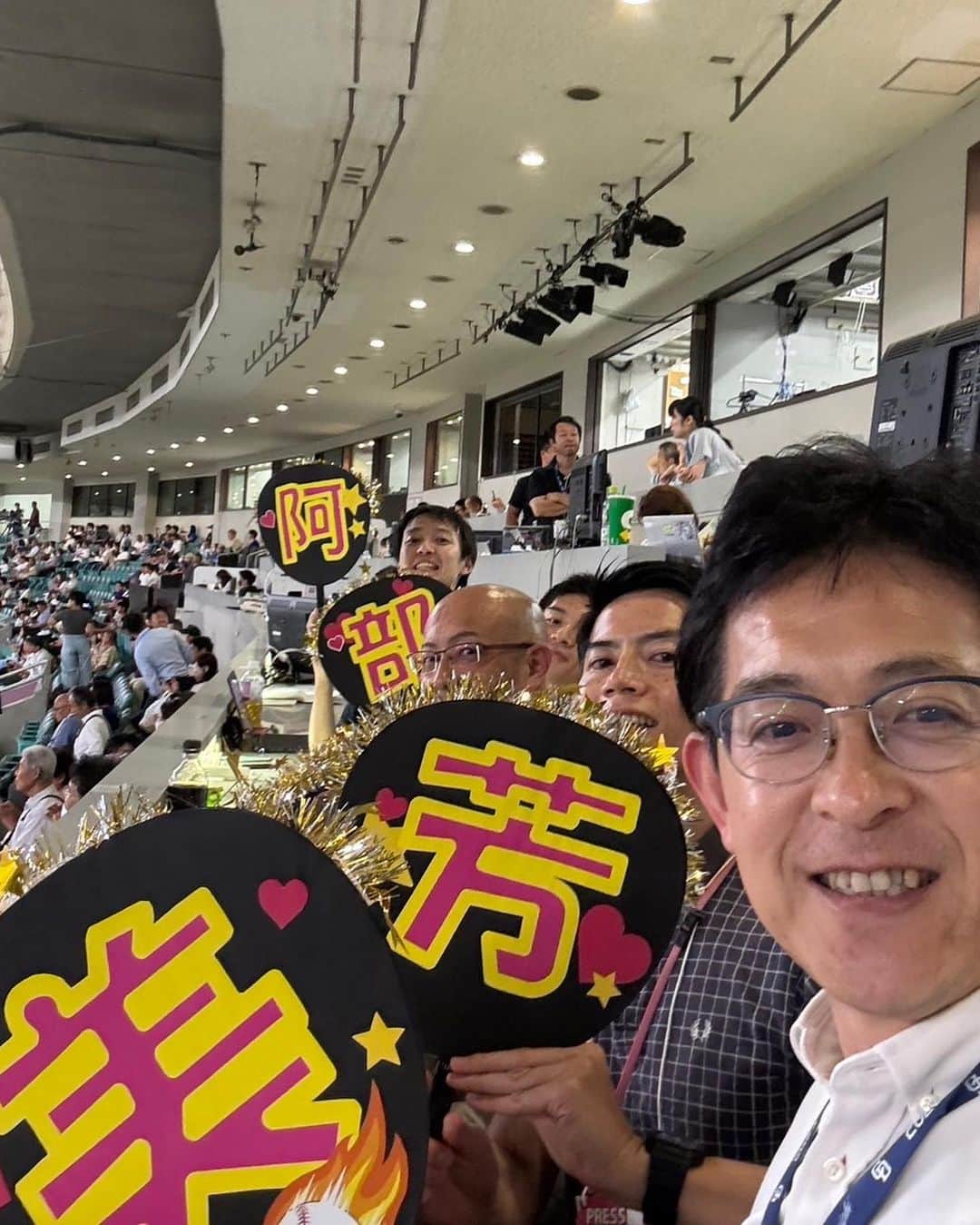 阿部芳美さんのインスタグラム写真 - (阿部芳美Instagram)「今日、中日-阪神戦の試合前の 各局女性アナ対抗スピードボールコンテストに 出場させて頂きました🤣⚾️  結果は…ボロボロ…🫠💦  新人の仲川アナが 一生懸命お手製の応援うちわを作ってくれるなどしていた中…📣 本当に申し訳ない球速でした🥶  仲川アナ、ごめんね。 本当にありがとう🙇‍♀️涙  吉田アナも選手の試合前に 私の練習に付き合ってくださいました🤣  だからこそ…ぐやじいでず…(涙) ただ、なかなかない こんな貴重な経験をさせてもらえて幸せでした🥲🔥 ありがとうございました！！  #うちわのクオリティ  #凄すぎます #サプライズでした #スピードボールコンテスト #中日ドラゴンズ #阪神タイガース #🐉 #🐯 #野球」9月25日 21時50分 - yoshimi_abe0410
