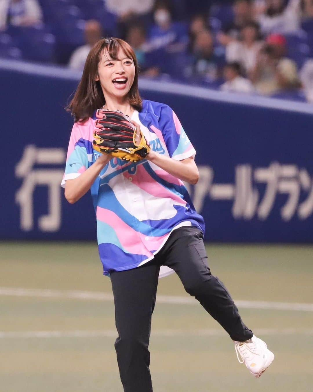 阿部芳美さんのインスタグラム写真 - (阿部芳美Instagram)「今日、中日-阪神戦の試合前の 各局女性アナ対抗スピードボールコンテストに 出場させて頂きました🤣⚾️  結果は…ボロボロ…🫠💦  新人の仲川アナが 一生懸命お手製の応援うちわを作ってくれるなどしていた中…📣 本当に申し訳ない球速でした🥶  仲川アナ、ごめんね。 本当にありがとう🙇‍♀️涙  吉田アナも選手の試合前に 私の練習に付き合ってくださいました🤣  だからこそ…ぐやじいでず…(涙) ただ、なかなかない こんな貴重な経験をさせてもらえて幸せでした🥲🔥 ありがとうございました！！  #うちわのクオリティ  #凄すぎます #サプライズでした #スピードボールコンテスト #中日ドラゴンズ #阪神タイガース #🐉 #🐯 #野球」9月25日 21時50分 - yoshimi_abe0410