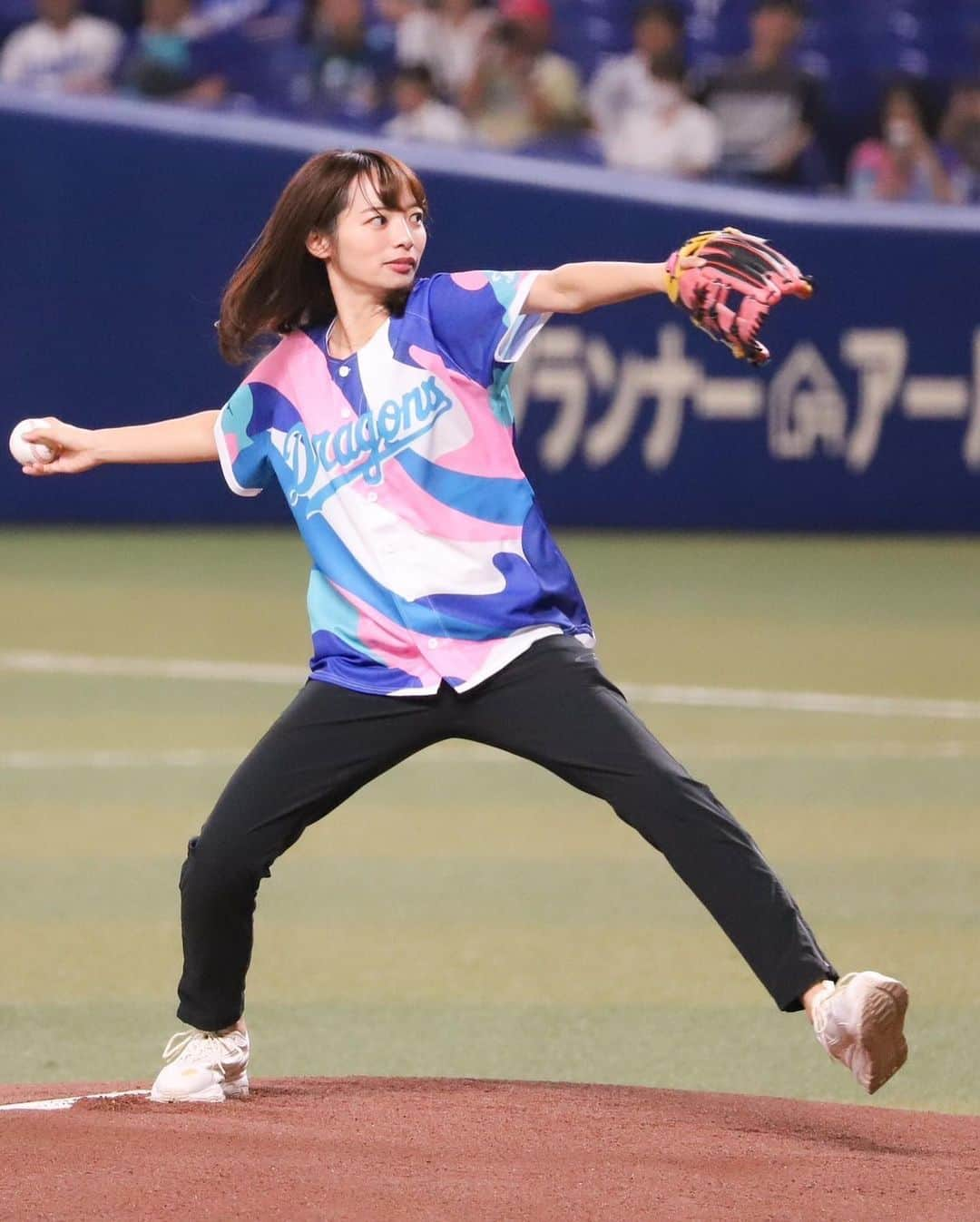 阿部芳美さんのインスタグラム写真 - (阿部芳美Instagram)「今日、中日-阪神戦の試合前の 各局女性アナ対抗スピードボールコンテストに 出場させて頂きました🤣⚾️  結果は…ボロボロ…🫠💦  新人の仲川アナが 一生懸命お手製の応援うちわを作ってくれるなどしていた中…📣 本当に申し訳ない球速でした🥶  仲川アナ、ごめんね。 本当にありがとう🙇‍♀️涙  吉田アナも選手の試合前に 私の練習に付き合ってくださいました🤣  だからこそ…ぐやじいでず…(涙) ただ、なかなかない こんな貴重な経験をさせてもらえて幸せでした🥲🔥 ありがとうございました！！  #うちわのクオリティ  #凄すぎます #サプライズでした #スピードボールコンテスト #中日ドラゴンズ #阪神タイガース #🐉 #🐯 #野球」9月25日 21時50分 - yoshimi_abe0410