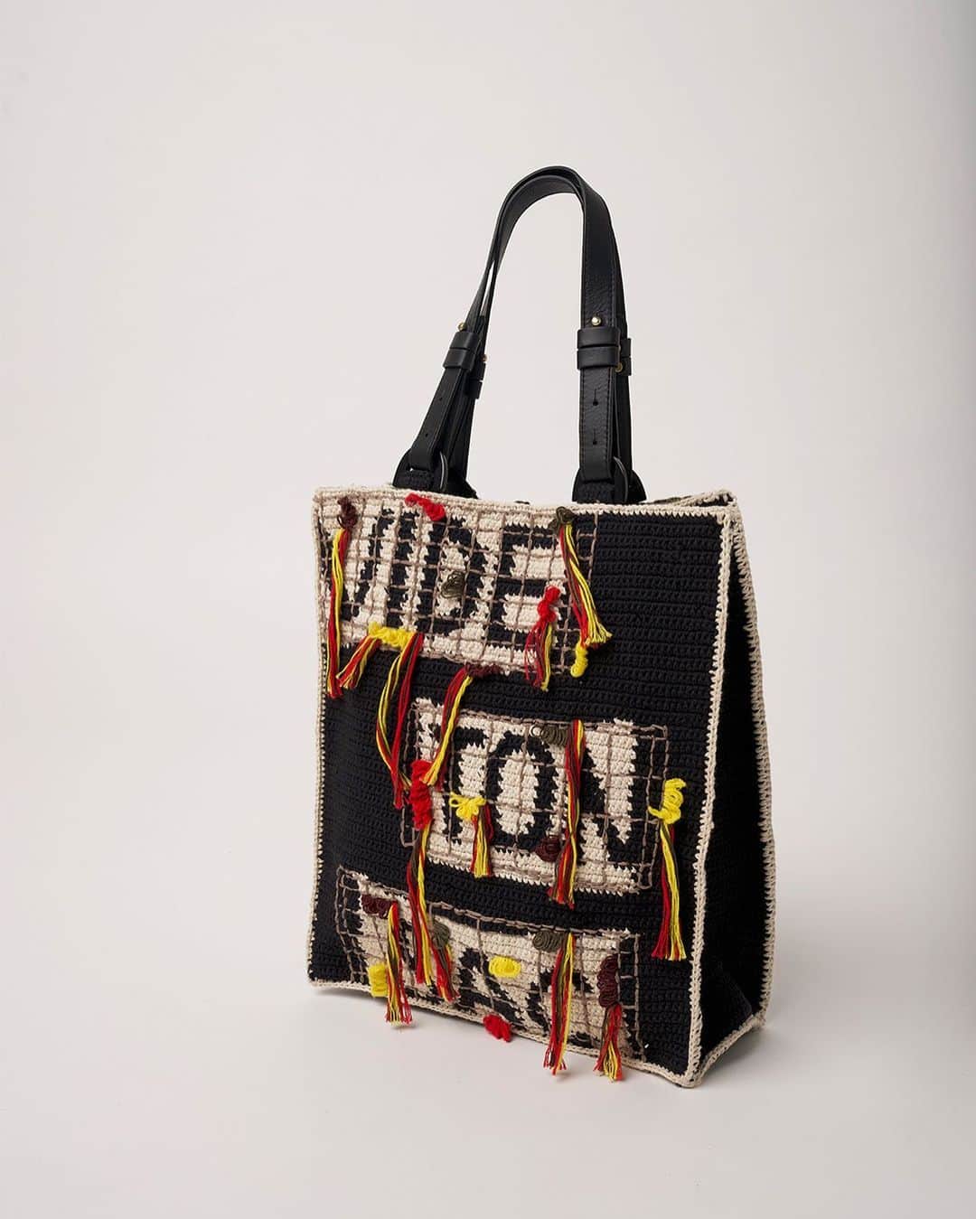 ジャマンピュエッシュのインスタグラム：「Jamin Puech presents its new collaboration « Vide Ton Sac » with Sandra Chérès.  Sandra Chérès is a visual artist who lives and works in Paris and the Haute-Savoie. Her art is based on recycled materials: newspapers, fabrics, posters, plexiglass, and wire… A mix of collage and graphic statements are the main expression method, gives a second life to words, images, objects, and memories.  “Vide Ton sac” is a French expression meaning literally to « empty your bag », a metaphor for meaning to get something off your chest. In a bag, you can find everything, the essential as well as the trivial, but in all cases, it is often the intimate portrait of its owner. A message that is addressed to those who carry it as well as to those who look at it. With humour, Sandra Chérès twists the expression by creating this bag.  Available in limited edition, each bag is numbered and comes with a stamped certificate of authenticity. #jaminpuech #sandracheres」