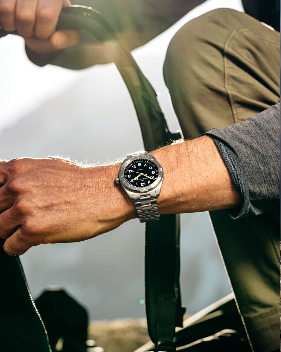 Hamilton Watchさんのインスタグラム写真 - (Hamilton WatchInstagram)「The world awaits. Housed in a 37mm or 41mm brushed stainless steel case, the newest Khaki Field Expedition is available in eight distinctive models, each boasting balanced proportions and a refreshed aesthetic for the spirited explorers.  #hamiltonwatch #stepoutside #expedition #new #adventureawaits」9月25日 22時00分 - hamiltonwatch
