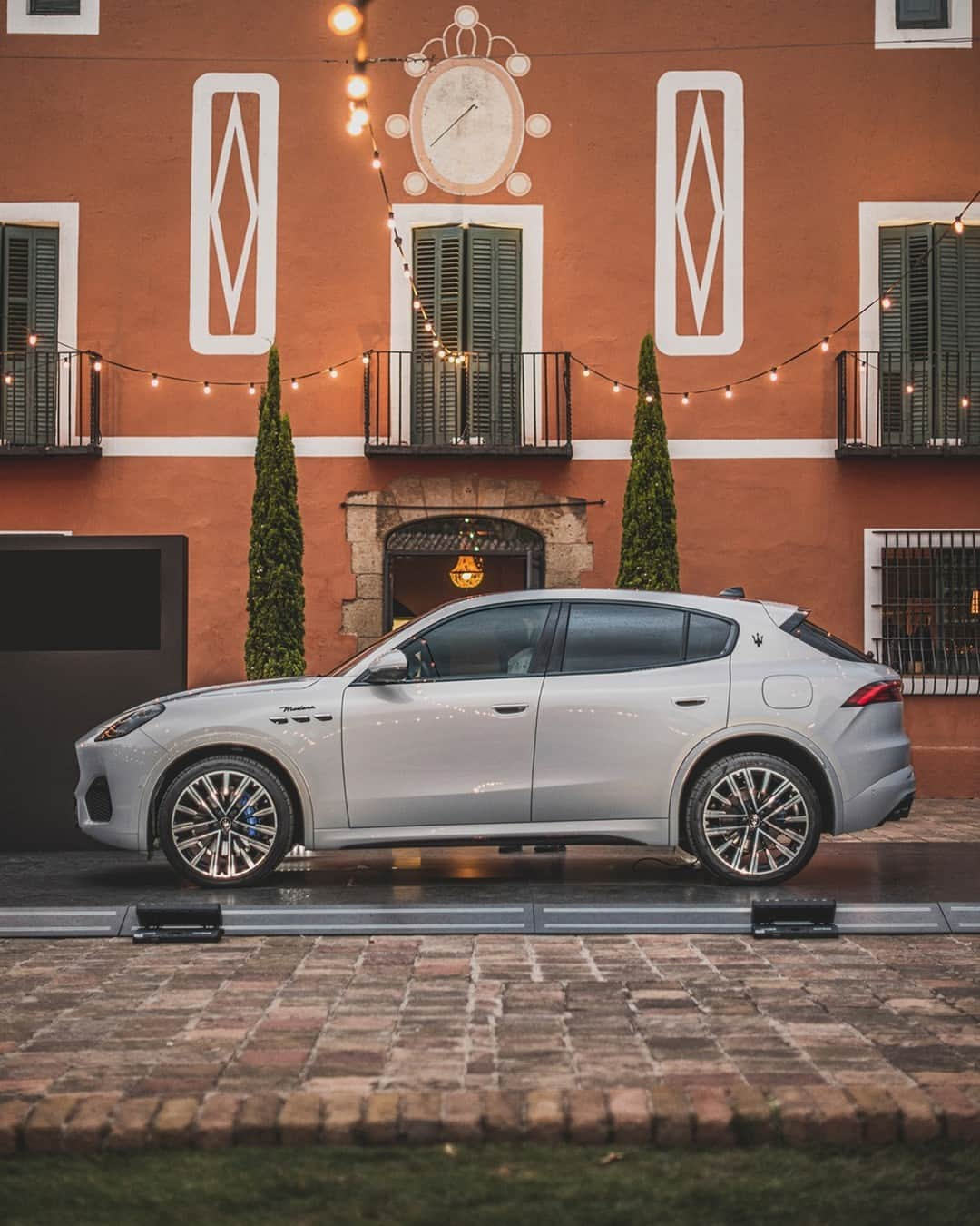 マセラティのインスタグラム：「With Grecale, Made in Italy design is front and center.⁣ Make your #EverydayExceptional.⁣ #Maserati #MaseratiGrecale #MaseratiMonday⁣ 📸 @cristobalarjonafoto⁣ ⁣」