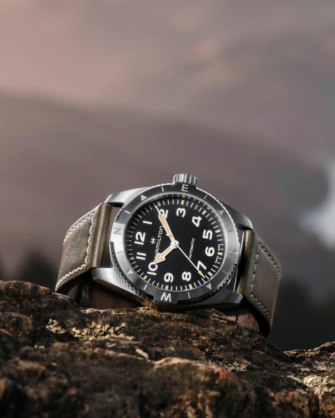 Hamilton Watchのインスタグラム：「The world awaits. Housed in a 37mm or 41mm brushed stainless steel case, the newest Khaki Field Expedition is available in eight distinctive models, each boasting balanced proportions and a refreshed aesthetic for the spirited explorers.  #hamiltonwatch #stepoutside #expedition #new #adventureawaits」