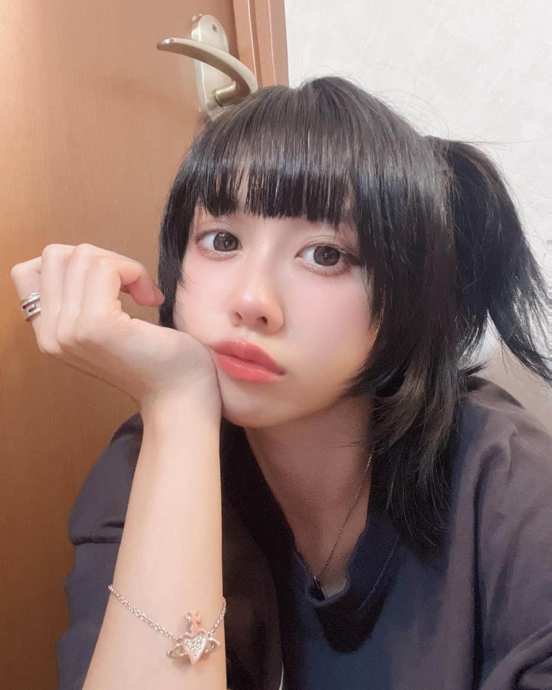 酸素のインスタグラム：「久しぶりの黒髪🥹」