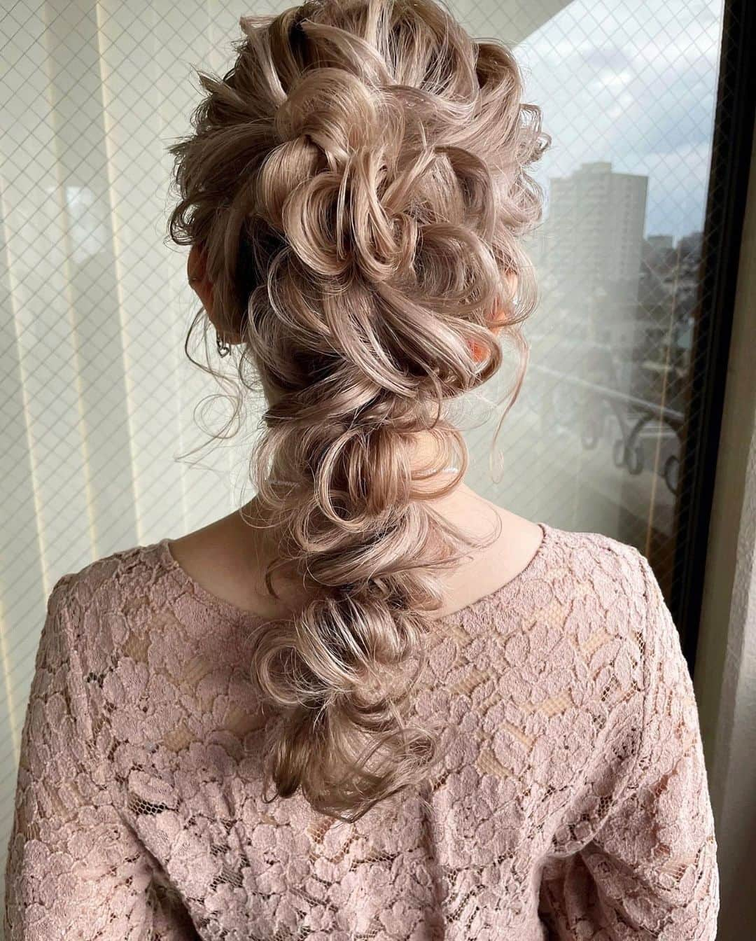 Tomoya Tamadaさんのインスタグラム写真 - (Tomoya TamadaInstagram)「weddingでの出張ヘアメイク 前撮りヘアメイク、お呼ばれヘアセットのお問い合わせ、 プラン内容のご確認やご予約は @tama_hairmake プロフィールリンクのホームページから 受け付けておりますのでご連絡お待ちしております。  全国出張も受け付けておりますので ご予約以外でも、出張ヘアメイクのご相談、お見積もりなどもお気軽にお問い合わせくださいませ。  =-=-=-=-=-=-=-=-=-=-=-=-=-=-=-=-=-=-=-=-=-=-  【 鹿児島限定 前撮りプラン、フォトウェディング撮影 】  次回の開催予定は ⭕️2023年11月内の期間。 上記での日程の募集となります。 只今、期間限定の特別価格で前撮りプラン、 フォトウェディングのご予約お受けしております。  ご予約、プラン等の詳細のお問い合わせは @_lumiere_k の ホームページ又は、DMまでご連絡お待ちしております。  (※こちらのフォトプランは @_lumiere_k にご連絡後、 ご予約されたお客様限定のフォトプランとなりますので ご了承の程、宜しくお願い致します。)  ＿＿＿＿＿＿＿＿＿＿＿＿＿＿＿＿＿＿＿＿＿＿＿＿＿＿  【 現在、募集中のセミナー 】  ●10月3日(火曜日)  東京  ●10月30日(月曜日)  名古屋  ●10月31日(火曜日)  名古屋  ●11月7日(火曜日)  東京  当日の詳細、ご応募に関しましてはホームページの 「セミナー告知」に記載しておりますので ご応募お待ちしております。  ＿＿＿＿＿＿＿＿＿＿＿＿＿＿＿＿＿＿＿＿＿＿＿＿＿＿  開催告知しているセミナー以外でも 個人様、企業様へ向けた臨店講習も行なっております。 臨店講習のお問い合わせは、こちらから宜しくお願い致します。  LINE ID ➡️ @ntb4770x  雑誌、広告、web撮影などのご依頼もお気軽にお問い合わせ下さいませ。 ご依頼に関するお問い合わせは、ホームページの 「お問い合わせ」からご連絡お待ちしております。  #ウェディング#ブライダル#花嫁#結婚式#結婚式準備#前撮り#和装#和装前撮り#weddingphoto#ウェディングフォト#プレ花嫁#プレ花嫁さんと繋がりたい#プレ花嫁準備#2023夏婚#2023秋婚#2023冬婚#鹿児島花嫁#東京花嫁#ウェディングヘア#ブライダルヘア#ヘアアレンジ#ヘアメイク#花嫁ヘア#ウェディングドレス#weddinghair#bridalhair#新娘化妝#新娘秘書#新娘髮型#웨딩」9月25日 22時00分 - tama_hairmake