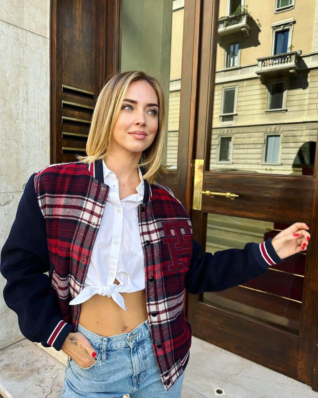 キアラ・フェラーニさんのインスタグラム写真 - (キアラ・フェラーニInstagram)「Found the perfect jacket for this Autumn 😍 It's the varsity jacket from @tommyhilfiger and I’m such a big fan of tartan print because it makes me think of when I lived in the USA 🇺🇸 #adv #tommyhilfiger」9月25日 22時00分 - chiaraferragni