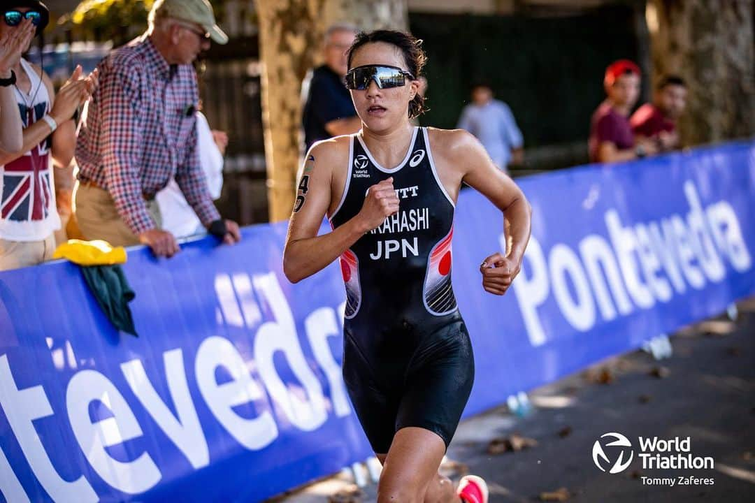 高橋侑子のインスタグラム：「P14 at WTCS Final in Pontevedra 🇪🇸 One step higher than last grand final. This season has probably more lows than highs, but nice to finish the world series in a better note 🙂 It was really fun racing, the crowds were incredible 🙌🔥 Next stop, @ag2022official ! 📷 @tzaferes @wags.photo   ポンテべドラで行われた世界シリーズ最終戦は14位でした。今シーズンはなかなか思うように行かないことが多かったですが、去年の最終戦から1つ順位を上げ、良い弾みとなるレースになりました。とにかく観衆がすごく、とても楽しいレースでした！次は連戦で中国・杭州にて行われるアジア競技大会に出場します！ #トライアスロン」