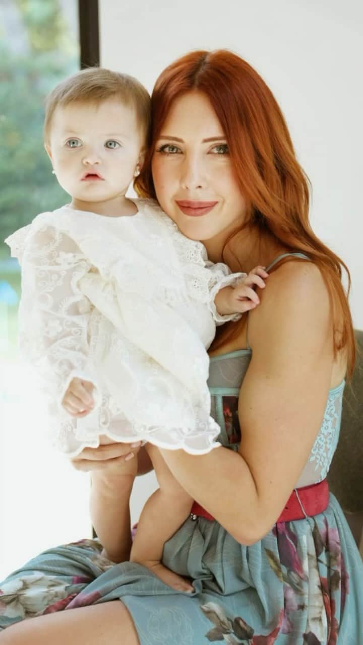 Sascha Barbozaのインスタグラム：「Querida Sienna,  Hoy celebramos un día muy especial, tu segundo cumpleaños! No puedo creer lo rápido que ha pasado el tiempo ! La bebé de la casa❤️estoy tan agradecida de ser tu mamá!  Tu dulzura y alegría iluminan cada rincón de nuestra casa. No hay momento en el que no me hagas sonreír con tus travesuras. Eres una niña divertida y pícara, siempre buscando una nueva aventura. Tu inteligencia brilla en cada paso que das, sorprendiéndonos con tus ocurrencias y tu capacidad para aprender cosas nuevas.  Pero más allá de todas estas características maravillosas, eres una niña muy amada❤️ Siempre estaré aquí para apoyarte en cada etapa de tu vida. Siempre seré tu apoyo y tu guía, asegurándome de que te conviertas en la persona fuerte, feliz y valiente que sé que serás.  Cuando leas este mensaje en el futuro, quiero que sepas que no importa cuántos años hayan pasado, mi amor por ti siempre será infinito. Siempre estaré aquí para secar tus lágrimas, celebrar tus logros y abrazarte en cada momento de felicidad. Ustedes mis hijas son mi principal alegría y orgullo.  Feliz segundo cumpleaños, mi dulce Sienna. Que este día sea el inicio de un año lleno de amor, risas y sueños cumplidos. Te amo con todo mi corazón, hoy y siempre. Que Dios te bendiga mi niña  Con todo mi amor,  Mamá」
