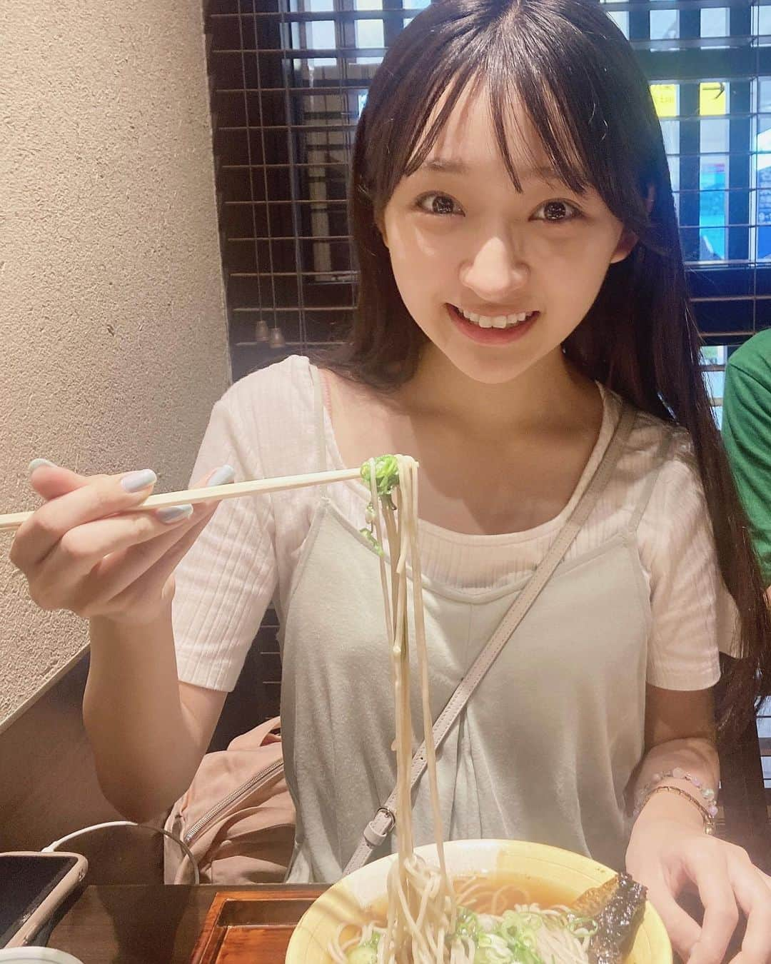 前野えまのインスタグラム：「京都に行った時に初めて食べたにしんそば。 美味しかった！！ ・ ・ #京都 #にしんそば  #にしんそば松葉  #麺大好き   #kyoto  #noodles🍜  #yamyam」