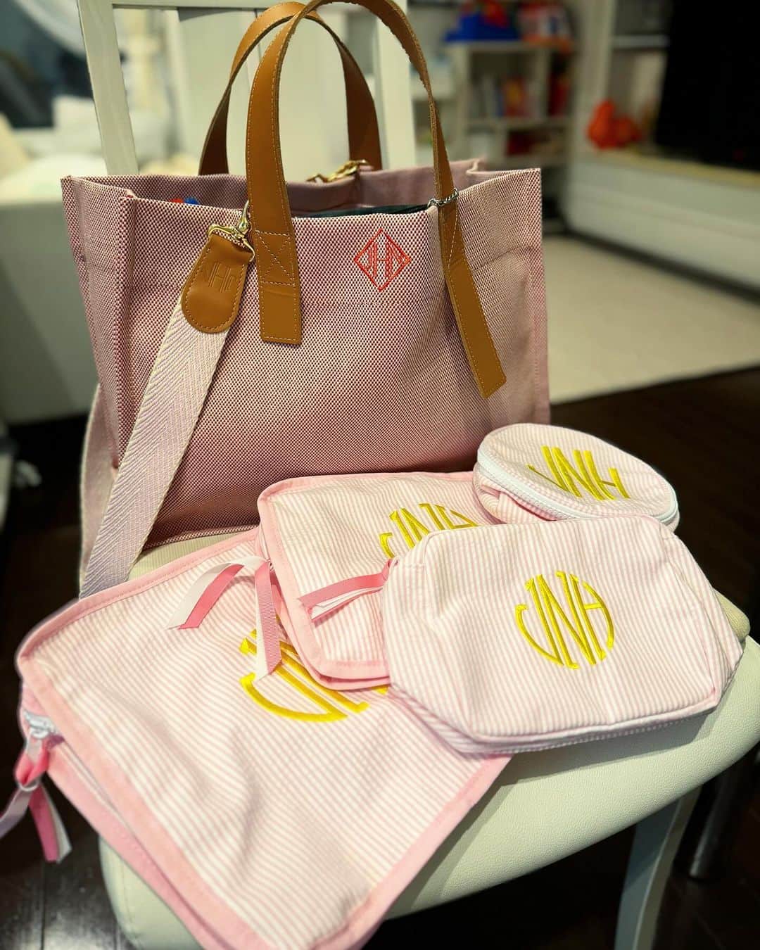 木村安梨沙のインスタグラム：「可愛い🩷 今日からさっそくマザーズバッグに👜✨」