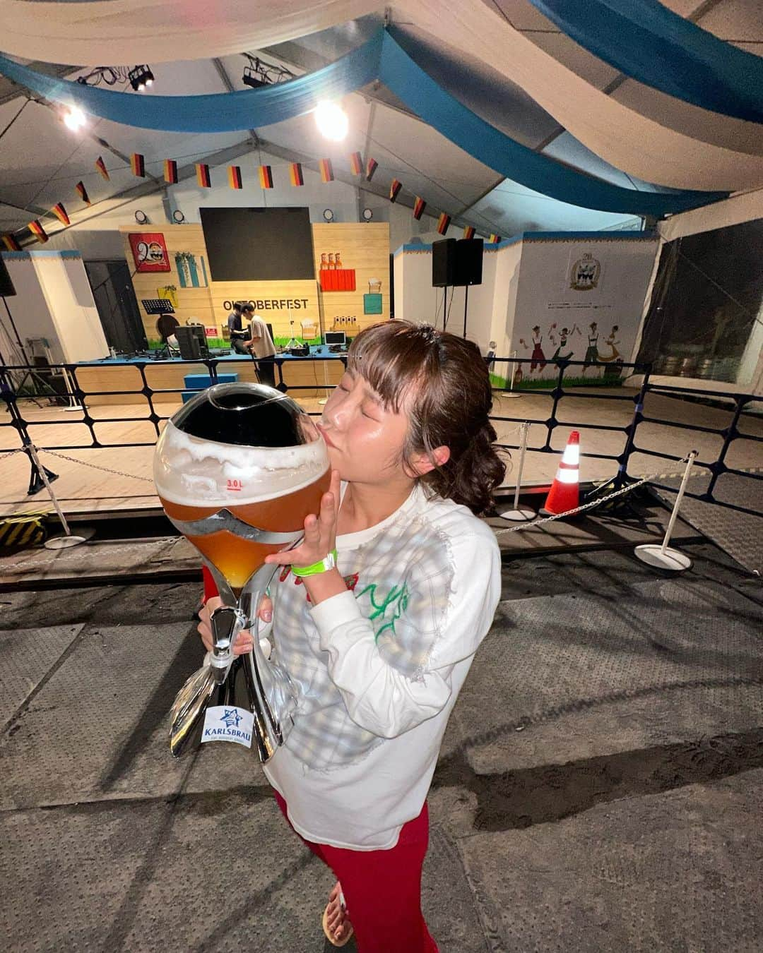 眉村ちあきさんのインスタグラム写真 - (眉村ちあきInstagram)「#オクトーバーフェスト @oktoberfest1810   芝公園の最終日、マネージャーと共に参戦しました！  ライブもやってたから最前ドセンで踊りました！そしたらステージで指揮者させてもらえた🧡🧡🧡🧡🧡  秋の夜きもちー🧡」9月25日 21時57分 - chichiyan1207