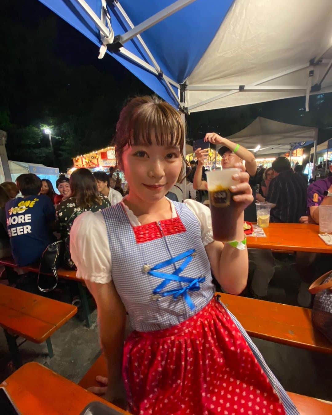 のインスタグラム：「#オクトーバーフェスト @oktoberfest1810   芝公園の最終日、マネージャーと共に参戦しました！  ライブもやってたから最前ドセンで踊りました！そしたらステージで指揮者させてもらえた🧡🧡🧡🧡🧡  秋の夜きもちー🧡」