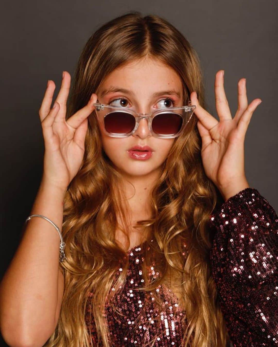 アンジェリカのインスタグラム：「Dia da minha menina, meu raio de sol! Obrigada minha filha por ter me escolhido ser sua mãe. 🙏🏻 Escrevo isso com o coração transbordando gratidão, sorriso no rosto e lágrimas nos olhos. Porque você é emoção, alegria, doçura e muito mais. 👸🏼💖✨ Que você seja luz sempre meu amor, estarei aqui te aplaudindo e vibrando suas conquistas! 🌟🎂 Te amo demaaaaissss!!!!!!! #EvaFaz11Anos  Ps: chuva de fotos, não consegui escolher só 1 ou 2….mãe, né?! 😂😂」