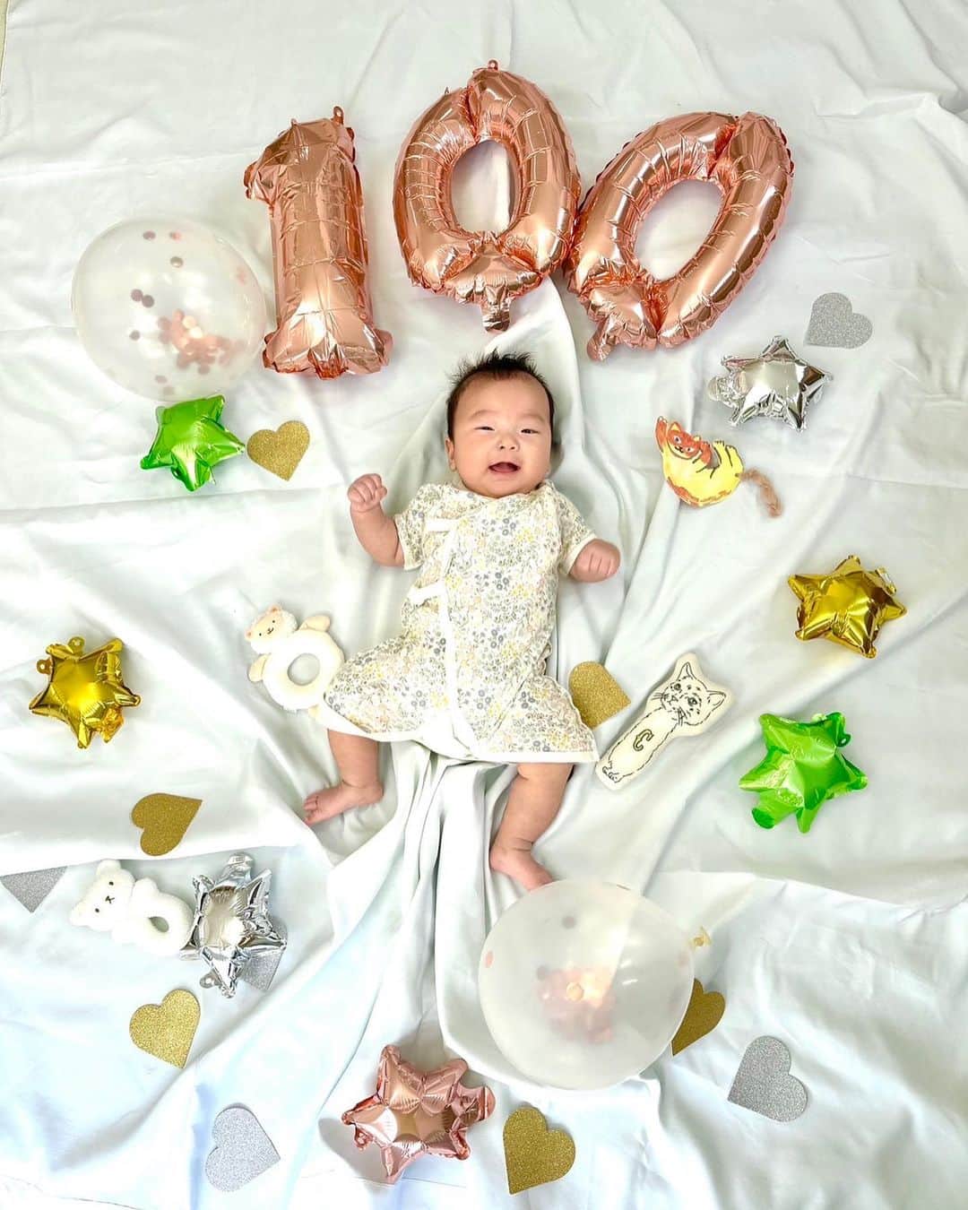 相馬有紀実のインスタグラム：「🎉いっちゃん生誕100日🎉  あっという間に100日❤️ 大きくなった‼️産まれた体重の2倍にもなってどおりで重くなったのね🥰  もはや3ヶ月前に産んだのが嘘のようだよ😆  少しずつ復帰の準備に入っていて睡眠不足と疲労と腰痛・膝痛がやばいけど、いっちゃんを見るとパワーをもらえるのだ❤️  ずーと見て、見過ぎて、見るなら遊んでよと泣かれたり（笑）😂  この100日でたくさんの人に抱っこしてもらってたり、めんこめんこしてもらえてほっこりです❤️ いっちゃんキャッキャ言って大喜び‼️  赤ちゃんはなぜか知らない人に話しかけられやすく（笑）いろんな人とお話するのもとても楽しい🥰  この一瞬一瞬を大事に、毎日を過ごさねばだ✊  時間よ、増えろー🕰️✨  #100日祝い #100日photo #3ヶ月ベビー #女の子ママ #100均グッツ #パワー #元気をありがとう #いっちゃん日記 #俳優母ちゃん #actress  #actressmother」