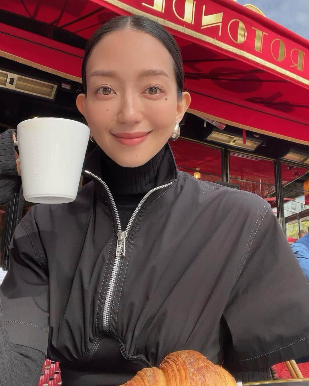 のインスタグラム：「: こんばんは♡時差で遅くなりました‼︎ 日本の月曜日に間に合いました🇯🇵笑 今お仕事で久しぶりのパリに来ています🇫🇷 パリに来る前、一度も行ったことのなかった ロンドンへ少し寄り道をしました🇬🇧ロンドン 日記はまた後日、アップさせてください🤗 : お仕事も頑張りつつ、時間を上手く使って、 "積極的に旅行にも行く"という今年の プチ目標が叶っていて嬉しいです✈️ マネージャーさんと事務所に感謝です🙏🏻 帰ったら日本も秋が深まっているといいな🍂 今週もがんばりましょう♡ : #monday #月曜の花 in #Paris #今週もよろしくお願いします」
