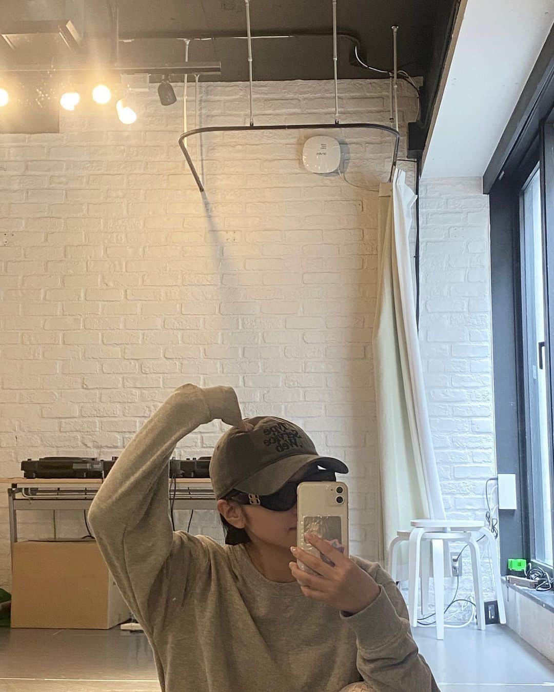 のインスタグラム：「. ⁡ 最近の気温過ごしやすくて良◎ 秋服いっぱい楽しみたいよ〜🐈🧶 ⁡ ⁡ ⁡ ⁡ ⁡ ＿＿＿＿＿＿＿＿＿＿＿＿＿＿＿＿＿＿＿＿＿＿ ⁡ #오오티디 #데일리룩 #韓国ファッション #y2k #newjeans #平成ギャル #韓国ギャル #韓国ヘア #ロングヘア #シールエクステ  #フルバング #シースルー前髪 #韓国前髪 #ヨシンモリ #巻き髪アレンジ #巻き髪 #アイドル #グラビアアイドル #グラビア #スウェットコーデ #サングラスコーデ」