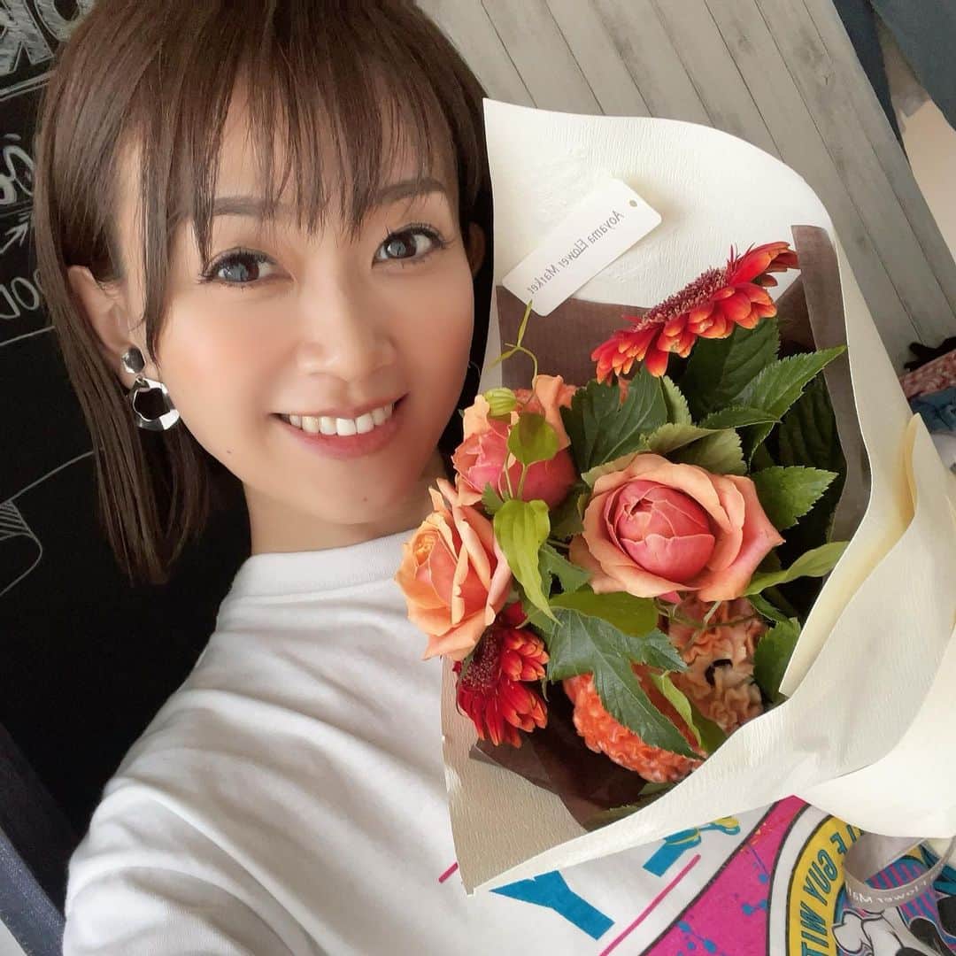 岡部玲子のインスタグラム：「13年前の今日 👦が生まれました🎁  13年前の今日は 朝からグズついたお天気だったのを よく覚えています☔️  最近はとにかく難しいお年頃で  今日もお誕生日らしいことは ひっとつもしてあげないんだから😤  と私がブチ切れちゃうくらい 生意気で荒れていましたが  結局やりました🎂  塾もあったので 温め直して食べられるお食事の中から 牛すじ煮込みをリクエストされ 圧力鍋でとろ〜りと。  お誕生日プレゼントは洋服がいいんだそう🎁  そんなことを言う年齢になったんですね。  ちょっと色々問題ありですが😅 まずは健康第一で‼️  今日は 家族がお花を抱えて帰ってきて💐  記念日とか大事な日をすぐに忘れちゃう私は  え…えっと…何の記念日だっけ？？  とプチパニック😳だったのですが😅  お母さんになった記念日💐  ということで 可愛いお花をプレゼントしてくれました🎁  大切に飾ります✨  最後の写真は今日の空✨  13年前の今日とは違って 綺麗な青空に 不思議な雲が印象的な空でした☺️  #岡部玲子 #タレント　#レポーター #競馬キャスター　#プライベート　#2児ママ #誕生日　#母になった日 #思春期　#難しいお年頃　#中1 #反抗期　#今日もへとへと #明日に頑張ろう」