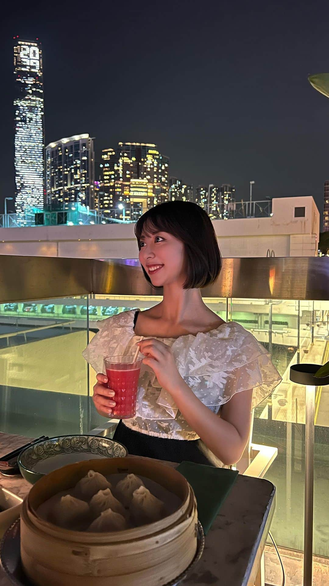 太田江莉奈のインスタグラム：「.  香港旅行🇭🇰✨✈︎  香港の夜景を眺めながら美味しい中華が食べられて 最高に良い時間だった🤤  . .  #城中鴨子#DuckVictoria #北京ダック#香港#香港旅行#香港美食  #香港グルメ#香港観光#香港女子旅#100万ドルの夜景  #海港城#海港城美食#ハーバーシティ#夜景ディナー」