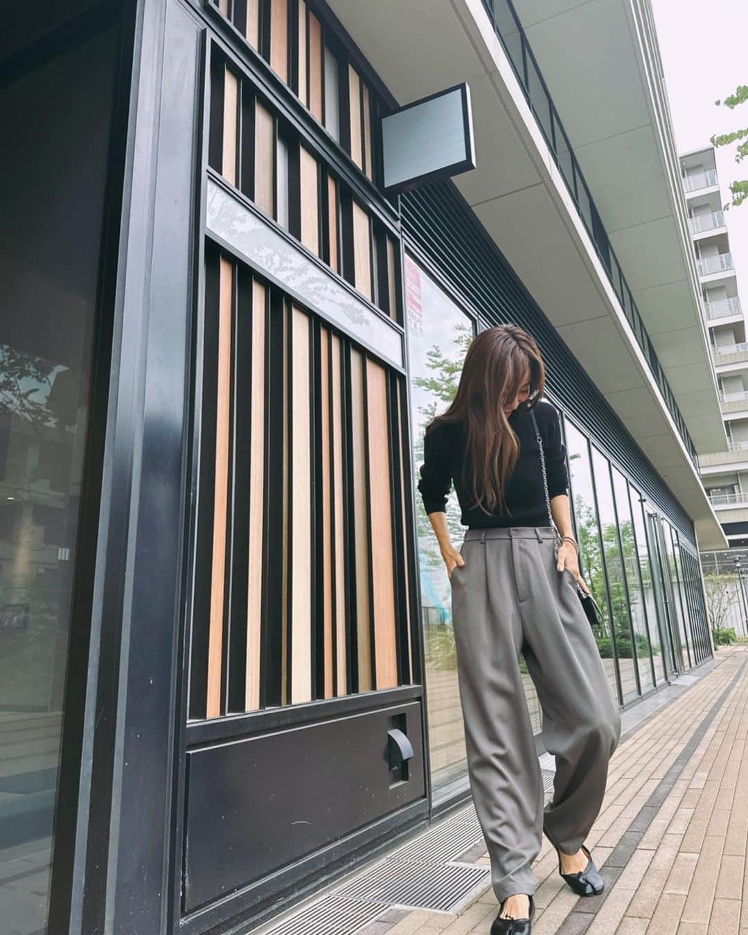のインスタグラム：「秋🤎🍂  pants  @anne__jp  Chef pants gray size  S  #ママコーデ#ママファッション#秋服#パンツコーデ #pants#fashion#マルジェラ#フラットシューズ」