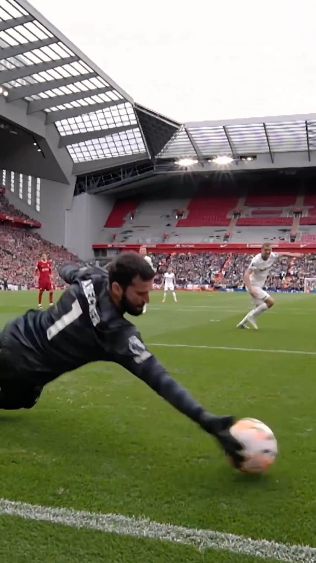 アリソン・ベッカーのインスタグラム：「What a save, @alissonbecker 🧤」