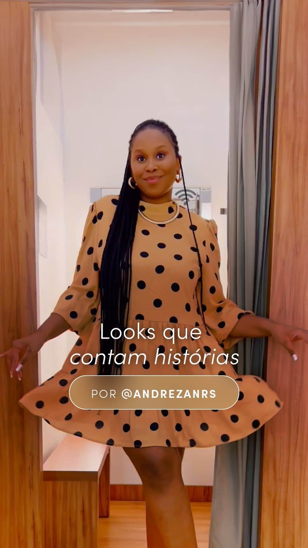 ロジャス・レナーのインスタグラム：「Qual é a lembrança mais especial que você tem com a gente? A @andrezanrs conta que foi no nosso provador que ela decidiu apostar nos looks coloridos, que hoje fazem parte da essência dela. Inspire-se e visite a nossa loja para compor várias produções criativas com o seu estilo. ❤️ #SquadTáNaRenner #TôIncrívelTôDeRenner #LooksColoridos #LooksCriativos #LookInspiração #ModaFeminina​  Saia New Midi Em Crepe Com Babados 822045128| Blusa Em Meia Malha Com Manga Curta E Bordados De Corações 814246413 |  Tênis Cano Baixo Com Solado Caixa Alta Branco 853251590 | Blusa Texturizada Com Decote Quadrado E Mangas Bufantes 861657805 | Calça Fluida Em Viscolinho 799255388 | Kit 02 Brincos Argolas Em Metal Bold 715844899 | Vestido Curto Em Chiffon Com Estampa Poá E Babado 799847869 | Vestido Curto Em Chiffon Com Manga Longa E Estampa Poá Marrom 799850574」