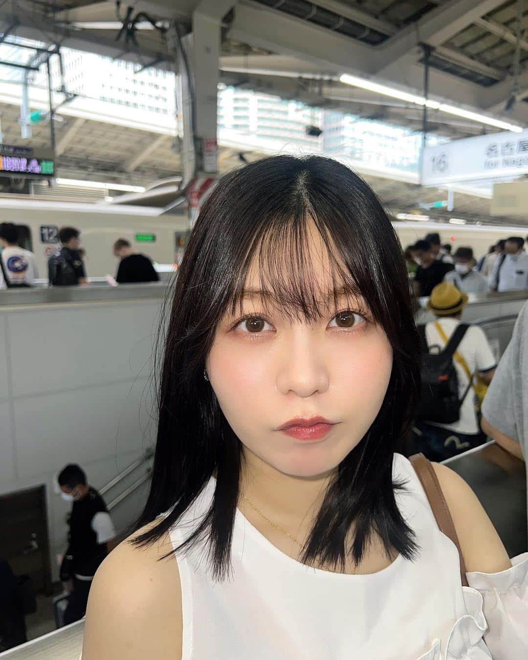 弘松菜摘さんのインスタグラム写真 - (弘松菜摘Instagram)「⁡ ⁡ ⁡ 最近の大好きコスメ💄🧡 ⁡ @riendabeauty  07.アプリコット ⁡ ONでもOFFでも どちらも使いやすい色味で 本当にかわいい〜🥹💕💕 ⁡ 腫れぼったくもならないし、 くすまないピンクで毎日つかってる❣️ ⁡ 何よりラメが可愛くて みんなつかってほしい！  顔的にあんまりアイシャドウ色が出るものは 似合わなかったりするけど、 このアイシャドウは薄づきも透明感がでるし 濃くも調整できるの最高🙆‍♀️ 気分でかえれる🙆‍♀️女の子って気分屋なのでね！  ⁡ お気に入りのコスメつかって 毎日気分あげていきましょう☺️ ⁡ みんなのおすすめコスメも教えてほしいです！ ⁡  しかし物撮り下手すぎ草 ⁡ ⁡ #rienda #riendabeauty #cosme  #秋コスメ #毎日メイク #makeup #メイクアップ」9月25日 22時04分 - choroo930