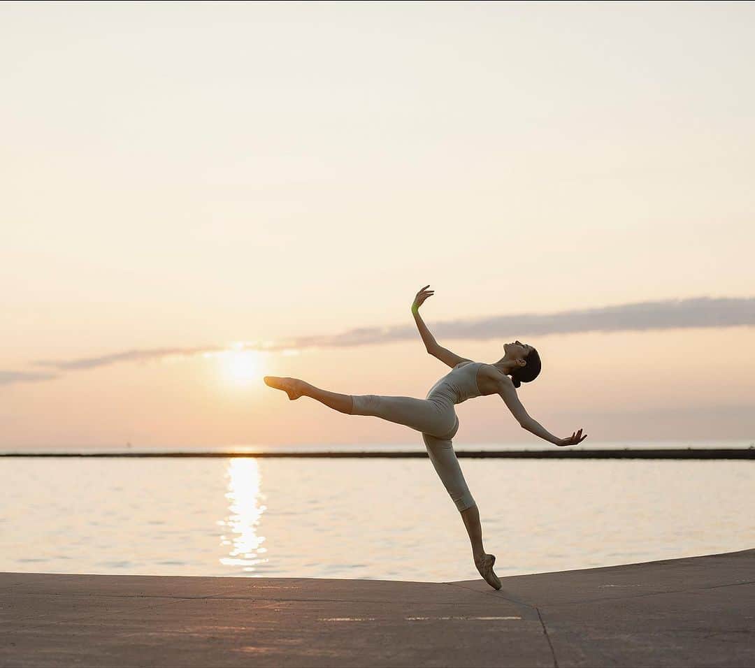 ballerina projectのインスタグラム：「Sunrise in Chicago with 𝐁𝐚𝐬𝐢𝐚 𝐑𝐡𝐨𝐝𝐞𝐧. 🌅  @basia.rhoden #basiarhoden #ballerinaproject #chicago #sunrise #ballerina #ballet #dance #lakemichigan #rickowens   Ballerina Project 𝗹𝗮𝗿𝗴𝗲 𝗳𝗼𝗿𝗺𝗮𝘁 𝗹𝗶𝗺𝗶𝘁𝗲𝗱 𝗲𝗱𝘁𝗶𝗼𝗻 𝗽𝗿𝗶𝗻𝘁𝘀 and 𝗜𝗻𝘀𝘁𝗮𝘅 𝗰𝗼𝗹𝗹𝗲𝗰𝘁𝗶𝗼𝗻𝘀 on sale in our Etsy store. Link is located in our bio.  𝙎𝙪𝙗𝙨𝙘𝙧𝙞𝙗𝙚 to the 𝐁𝐚𝐥𝐥𝐞𝐫𝐢𝐧𝐚 𝐏𝐫𝐨𝐣𝐞𝐜𝐭 on Instagram to have access to exclusive and never seen before content. 🩰」