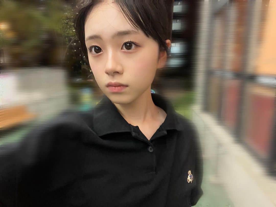 ひまひまチャンネルのインスタグラム：「🛒🛒🛒  ままと夜に急遽お買い物に行った日👒  買い物だけのはずだったのに気づいたらソフトクリーム食べてたよ。。  最近アイス大好き、😭❤️‍🔥 コンビニアイス全制覇したい😭   #ひまひまチャンネル #ひまひま #アイス」