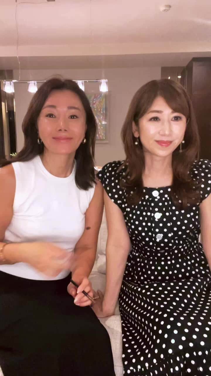 山本未奈子のインスタグラム：「和泉佳子さんとライブ @yoshiko_izumi   54歳と48歳の私たちが普段行っている美容など。私より少しお姉さんの佳子さんにキレイの秘訣を色々伺ってみました！」