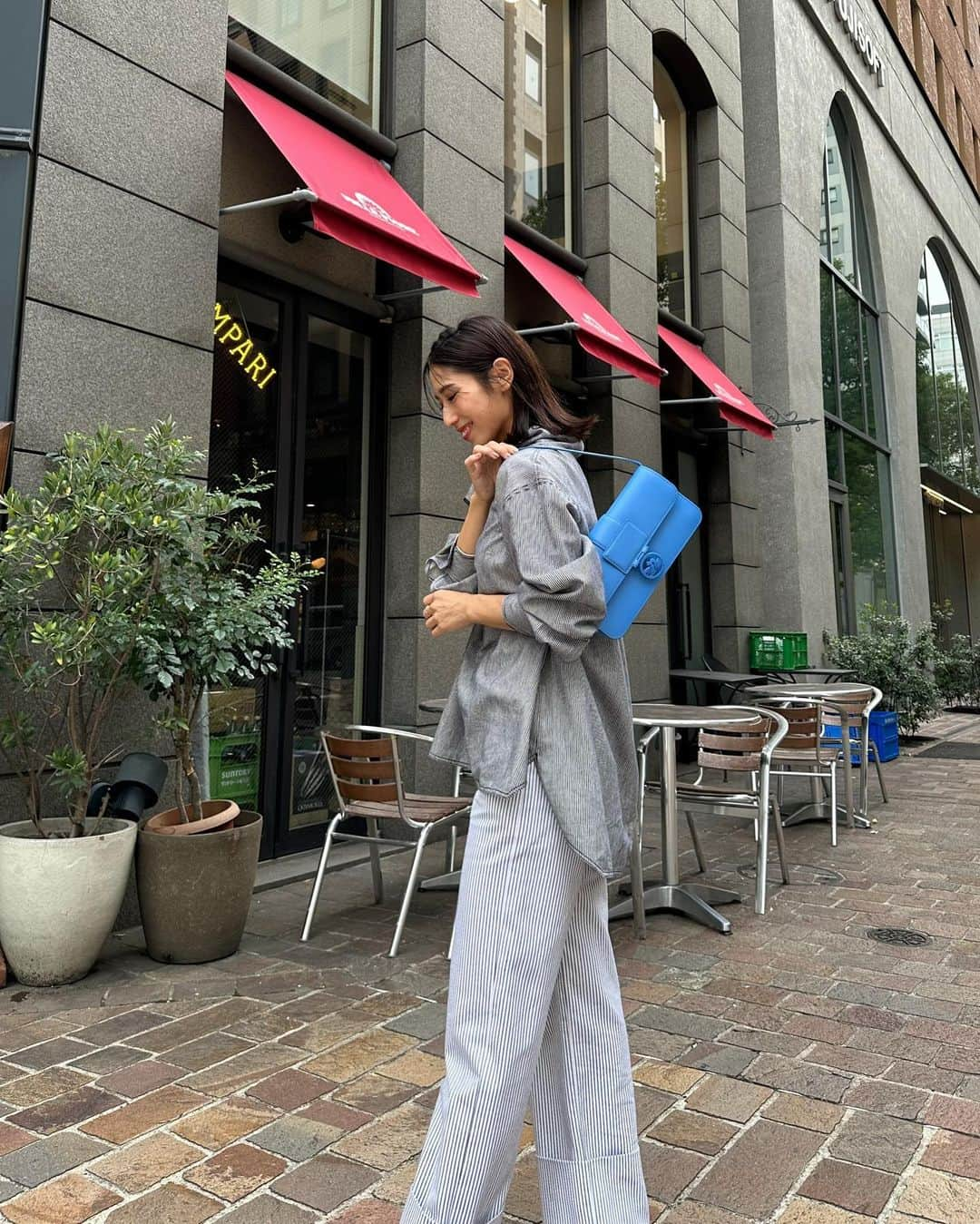 山田千尋さんのインスタグラム写真 - (山田千尋Instagram)「. @longchamp から新しく出た今季の 「ボックス-トロット」👜✨ パキッとしたカラーが シンプルなお洋服を一気に締めてくれる 私のスパイス的な存在❣️  シンプルなお洋服をさらっと着こなす オシャレパリジェンヌをイメージしつつ、 いつもの自分らしさも交えてカジュアルダウンに このバッグとコーデを組み合わせてみたよ🥺  #pr #LongchampBoxTrot #LongchampFW23#ロンシャン」9月25日 22時18分 - chihiro_511