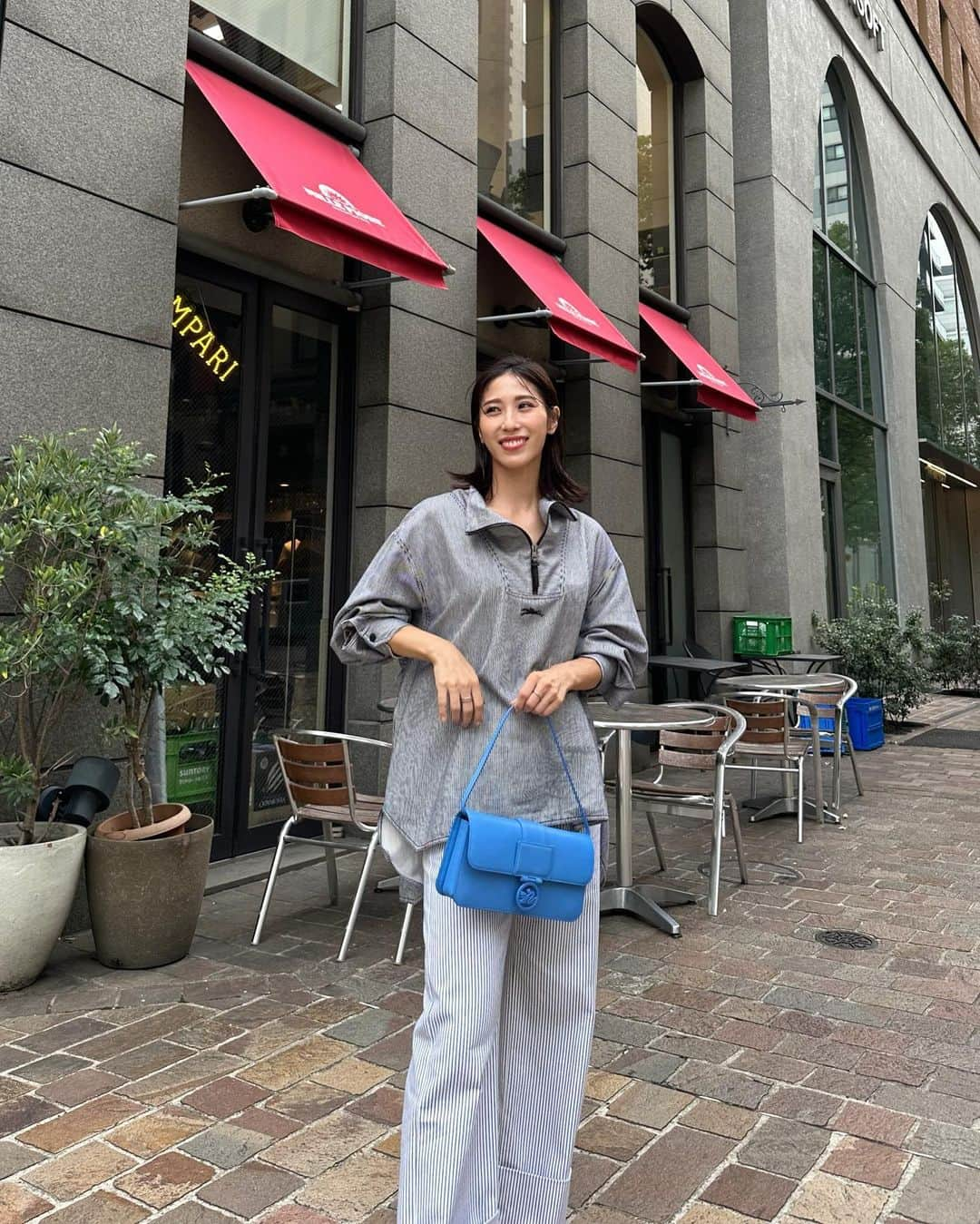 山田千尋さんのインスタグラム写真 - (山田千尋Instagram)「. @longchamp から新しく出た今季の 「ボックス-トロット」👜✨ パキッとしたカラーが シンプルなお洋服を一気に締めてくれる 私のスパイス的な存在❣️  シンプルなお洋服をさらっと着こなす オシャレパリジェンヌをイメージしつつ、 いつもの自分らしさも交えてカジュアルダウンに このバッグとコーデを組み合わせてみたよ🥺  #pr #LongchampBoxTrot #LongchampFW23#ロンシャン」9月25日 22時18分 - chihiro_511