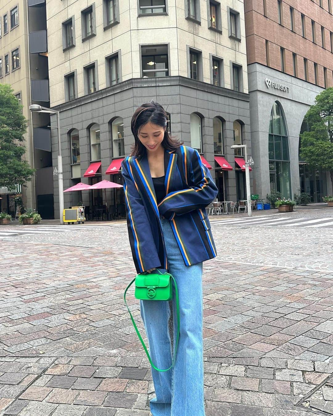 山田千尋さんのインスタグラム写真 - (山田千尋Instagram)「. @longchamp から新しく出た今季の 「ボックス-トロット」👜✨ パキッとしたカラーが シンプルなお洋服を一気に締めてくれる 私のスパイス的な存在❣️  シンプルなお洋服をさらっと着こなす オシャレパリジェンヌをイメージしつつ、 いつもの自分らしさも交えてカジュアルダウンに このバッグとコーデを組み合わせてみたよ🥺  #pr #LongchampBoxTrot #LongchampFW23#ロンシャン」9月25日 22時18分 - chihiro_511