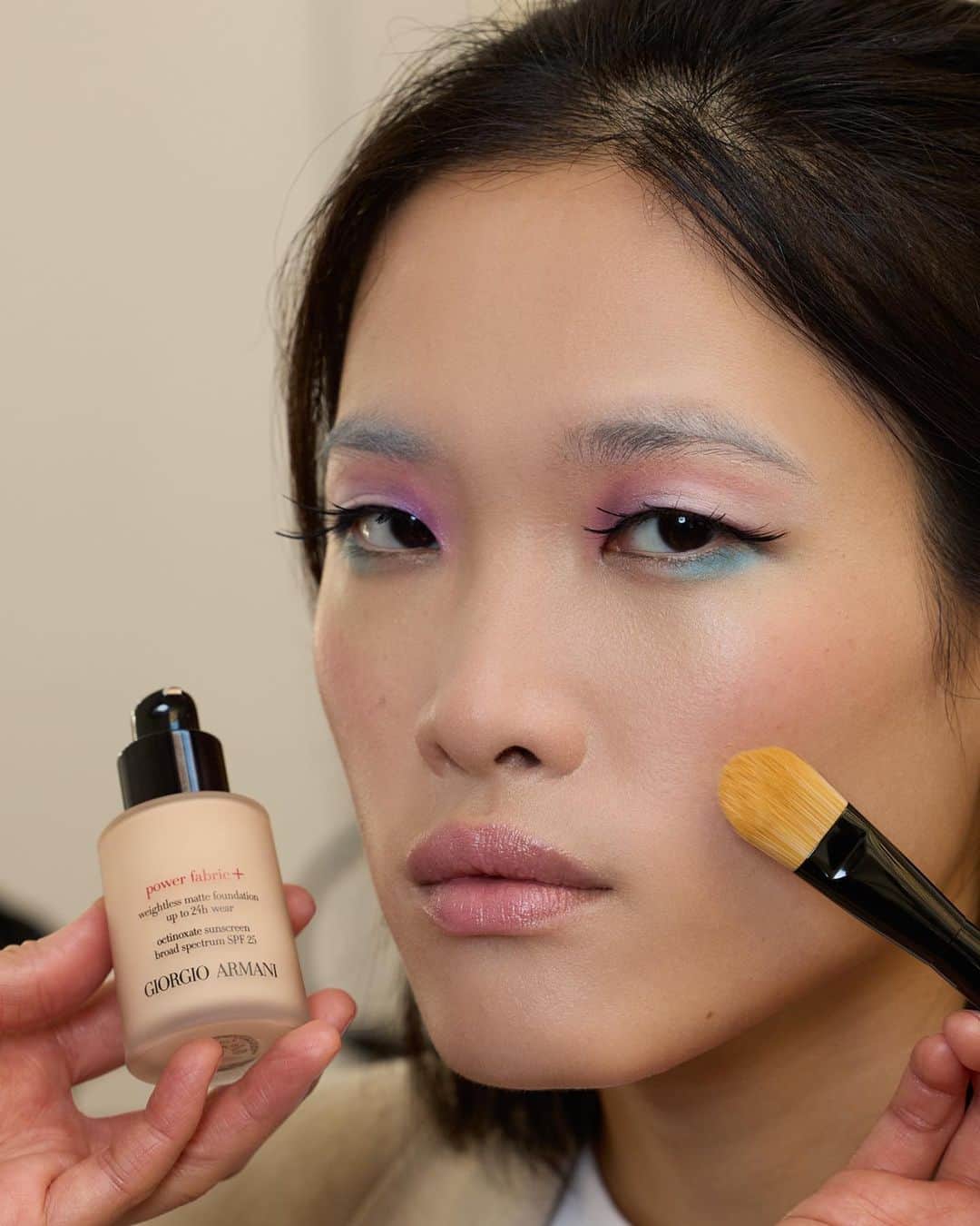 Armani Beautyさんのインスタグラム写真 - (Armani BeautyInstagram)「Good vibrations backstage. Everything vibrates: colors, sensations and feelings, and the Giorgio Armani Spring Summer 2024 Women’s collection renders them visible. The makeup plays with color and placement to complement the vibrancy and elegance of this year's collection using POWER FABRIC+ FOUNDATION, FLUID SHEER, and LIP POWER.   Recreate the look:  -POWER FABRIC+ FOUNDATION -POWER FABRIC+ CONCEALER -FLUID SHEER in shade 8 -POWER FABRIC+ ULTRA LONGWEAR SETTING POWDER -EYES TO KILL DESIGNER EYELINER -EYES TO KILL CLASSICO MASCARA -LIP POWER in shade 502  Makeup: @hiromi_ueda  @GiorgioArmani   #Armanibeauty #GiorgioArmani #PowerFabric #FluidSheer #EyesToKill #ArmaniLipPower #MFW」9月26日 1時00分 - armanibeauty