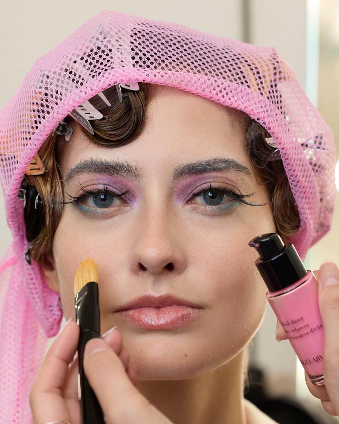 Armani Beautyさんのインスタグラム写真 - (Armani BeautyInstagram)「Good vibrations backstage. Everything vibrates: colors, sensations and feelings, and the Giorgio Armani Spring Summer 2024 Women’s collection renders them visible. The makeup plays with color and placement to complement the vibrancy and elegance of this year's collection using POWER FABRIC+ FOUNDATION, FLUID SHEER, and LIP POWER.   Recreate the look:  -POWER FABRIC+ FOUNDATION -POWER FABRIC+ CONCEALER -FLUID SHEER in shade 8 -POWER FABRIC+ ULTRA LONGWEAR SETTING POWDER -EYES TO KILL DESIGNER EYELINER -EYES TO KILL CLASSICO MASCARA -LIP POWER in shade 502  Makeup: @hiromi_ueda  @GiorgioArmani   #Armanibeauty #GiorgioArmani #PowerFabric #FluidSheer #EyesToKill #ArmaniLipPower #MFW」9月26日 1時00分 - armanibeauty