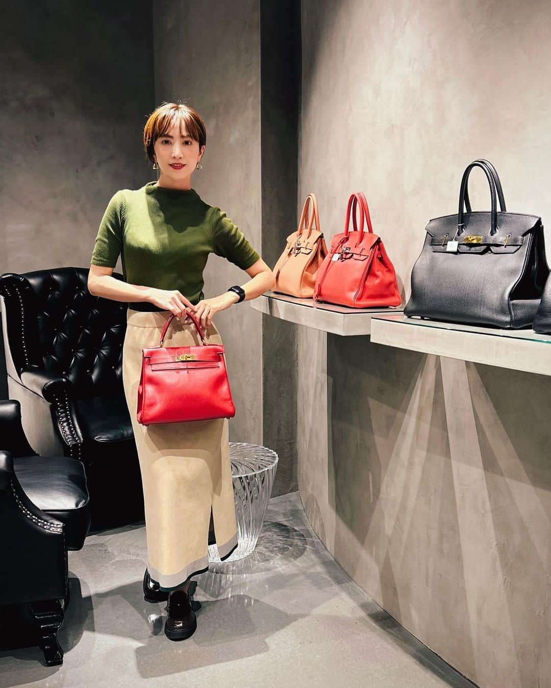 渡辺由布子さんのインスタグラム写真 - (渡辺由布子Instagram)「👜  猫に小判？豚に真珠？  ブランド品にはさほど関心のない（投資対象として見ている→）私でさえも、ズラリと並ぶHERMESのバーキンやケリーを前にココロトキメク♡  HERMES、LOUIS VUITTON、CHANELといった名だたる一流ハイブランドのヴィンテージセレクトショップ「THE BOUTIQUE」が東京・赤坂にOPEN!  ヴィンテージに特化したブランドバッグをはじめ、ジュエリーや時計、スカーフなど約200点をラインナップ。  直属の工房・職人によって一つ一つ丁寧に手作業でお直しされ、コンディションの良い状態に。 きっとブランド好きにはたまらない空間。 思わぬお宝が見つかるかも？♡  #theboutique #PR #vintageshop #HERMES #Kelly #CHANEL #louisvuitton #hermesbag #ハイブランド #エルメス #バーキン #エルメスケリー #ピコタン#シャネル #中古ブランド #ヴィンテージブランドブティック #ブランド販売 #港区   🏷 THE BOUTIQUE 📍 @814_theboutique  🗾 #Akasaka (#赤坂 ) #Tokyo (#東京 ) 🌎 #🇯🇵 #Japan (#日本 )」9月25日 22時10分 - watanabe_yuko