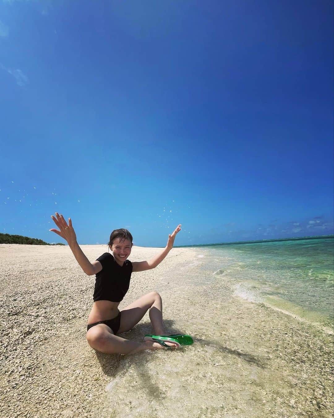 加藤ナナさんのインスタグラム写真 - (加藤ナナInstagram)「🐠🏖️🌺  #初のナガンヌ島🏝️ #海ってこんなに青いんだ  #仕事の時も空き時間もずっと横井氏🤣 #加藤の事好きすぎて困る♡ #沖縄の海最高♡」9月25日 22時11分 - katouchan