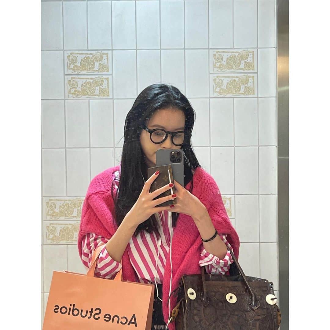 白上心望のインスタグラム：「外苑前から渋谷まで歩いた ちょい寒‼️秋だね🍂  今週はずっと楽しみにしてた日があるのヨネ🤍 ウキウキ、ニヤニヤ  だからタグ付け、できるだけしてみたりしちゃったり（？）  グレースの色違い買おうか迷ってる」
