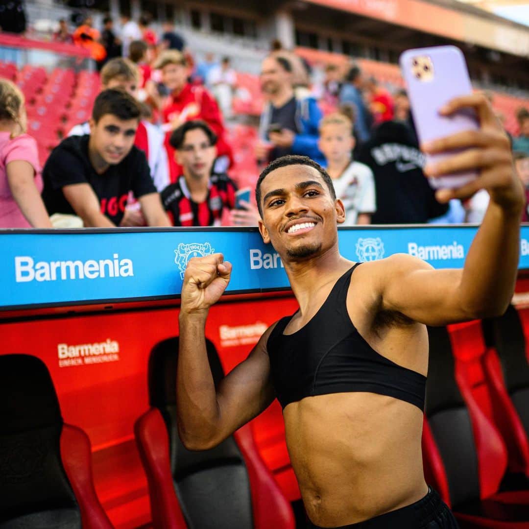 バイエル・レバークーゼンのインスタグラム：「🤳✍️👕📸😃👍 #Werkself 🤝 Fans  #Bayer04 🔙 #B04FCH」