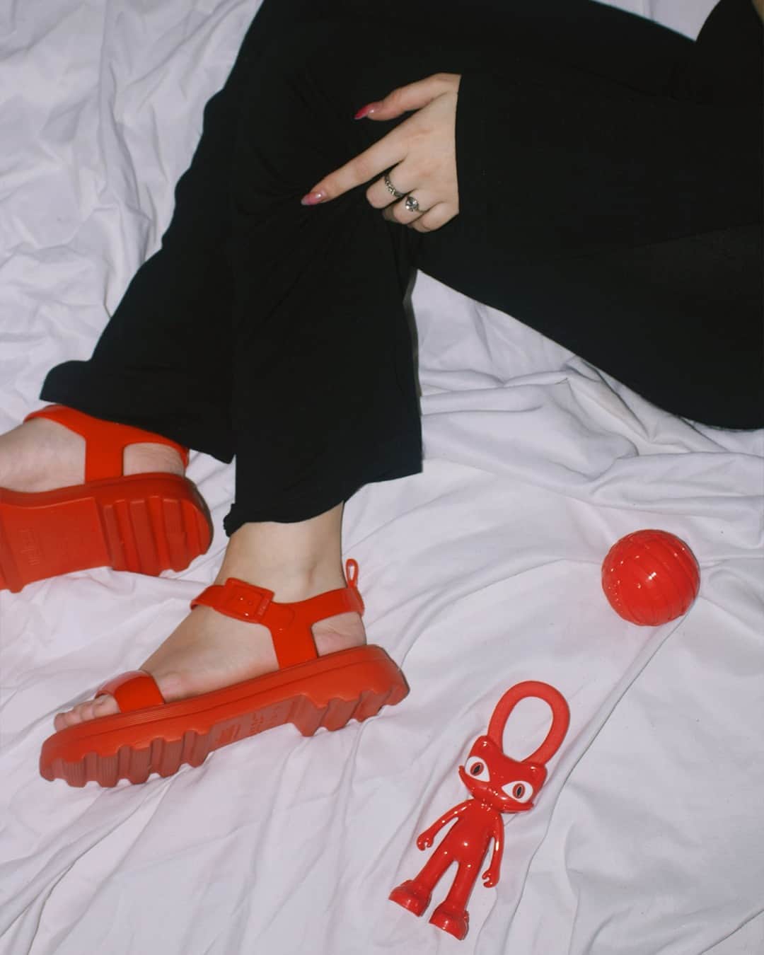 メリッサさんのインスタグラム写真 - (メリッサInstagram)「Mais uma semana começando, mais uma inspiração de look com a #MelissaTownSandal 🥰 A @ceciroessler arrasou, sim ou com certeza? ✨ O modelo está disponível no link da bio!」9月25日 22時12分 - melissaoficial