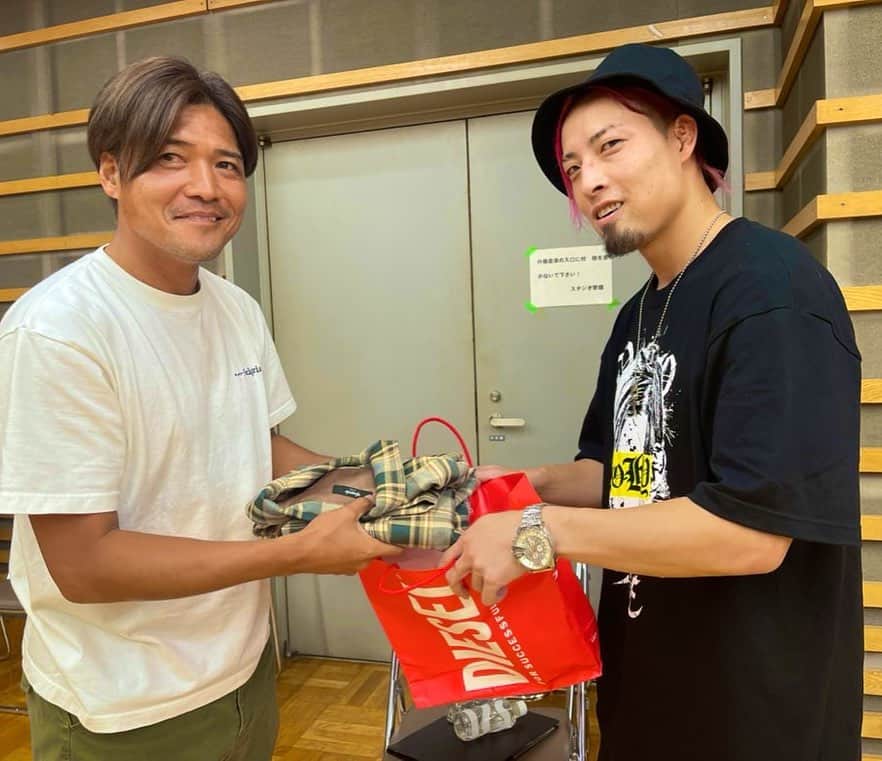 藤田洋平（YO-HEY）のインスタグラム：「本日4ヶ月程の武者修行（ウチ）を経て 大久保さんの上着が帰っていきました。  戻ってもしっかり酔っ払いの僕に着られてたことを思い出してたくさん着られるんだぞ！  #上着泥棒完　 #なんで僕は勝手に着て帰ったのか #多分僕に着られたかったのだろう #もしかしたら元から僕のだった説」
