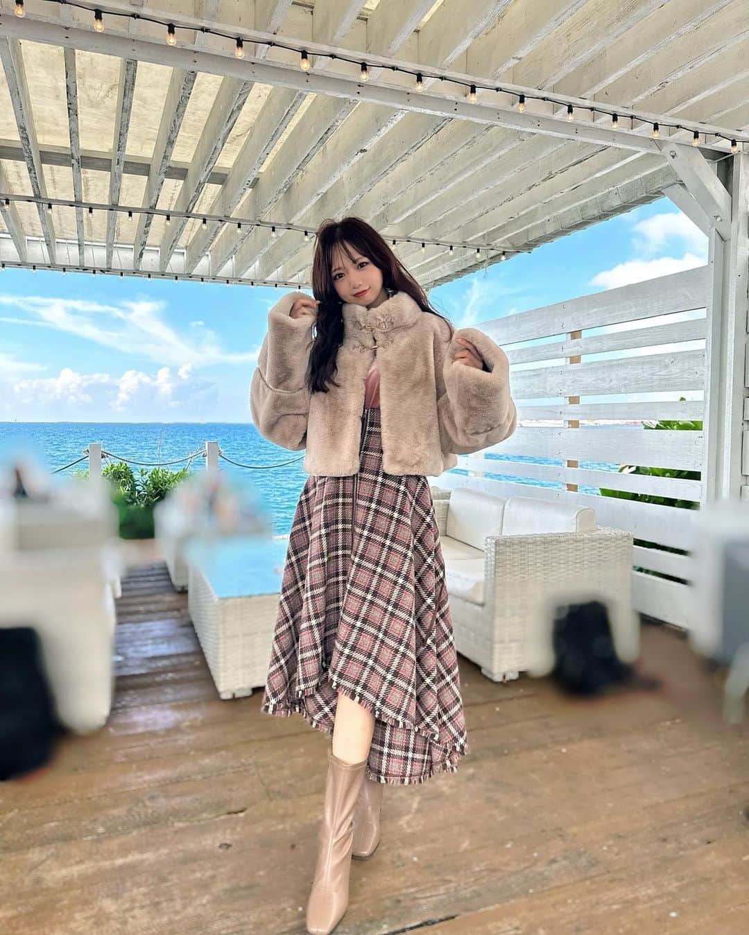畑美紗起のインスタグラム：「着てるものと背景の季節感すごいけど もこもこかわいいでしょ〜🤭💕  これはきのうの沖縄コレクションの @dazzlin_official さんのステージで 着させていただいたお洋服👗☁️  ふあふあなコートやピンクを貴重としていて 甘めですっごくタイプでした〜🐰 デートにぴったりなコーデ間違いなしだね❕  スカートも前後ろ長さが違って ブーツと相まって足がきれいにみえたよ🫶🏻👢  このコーデすき？👗  #畑美紗起 #沖縄コレクション #オキコレ23 #okinawacollection」