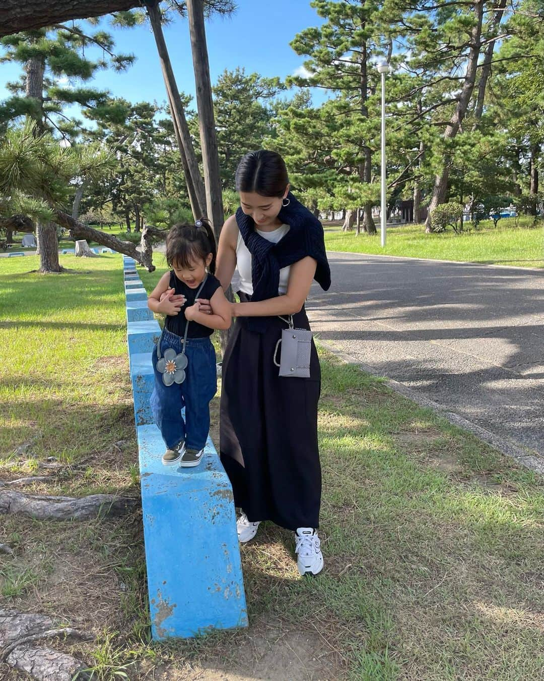 Hiromi Ｍaedaのインスタグラム：「公園日和だった昨日🌞  そろそろタンクトップ着納めかな..♡  knit @tomorrowland_jp #macphee tops @uniqlo_jp #uniqlo skirt @frey__jp #frey_jp bag @stateofescape #stateofescape pierce @seadsmara #seadsmara  shoes @newbalance #newbalance」