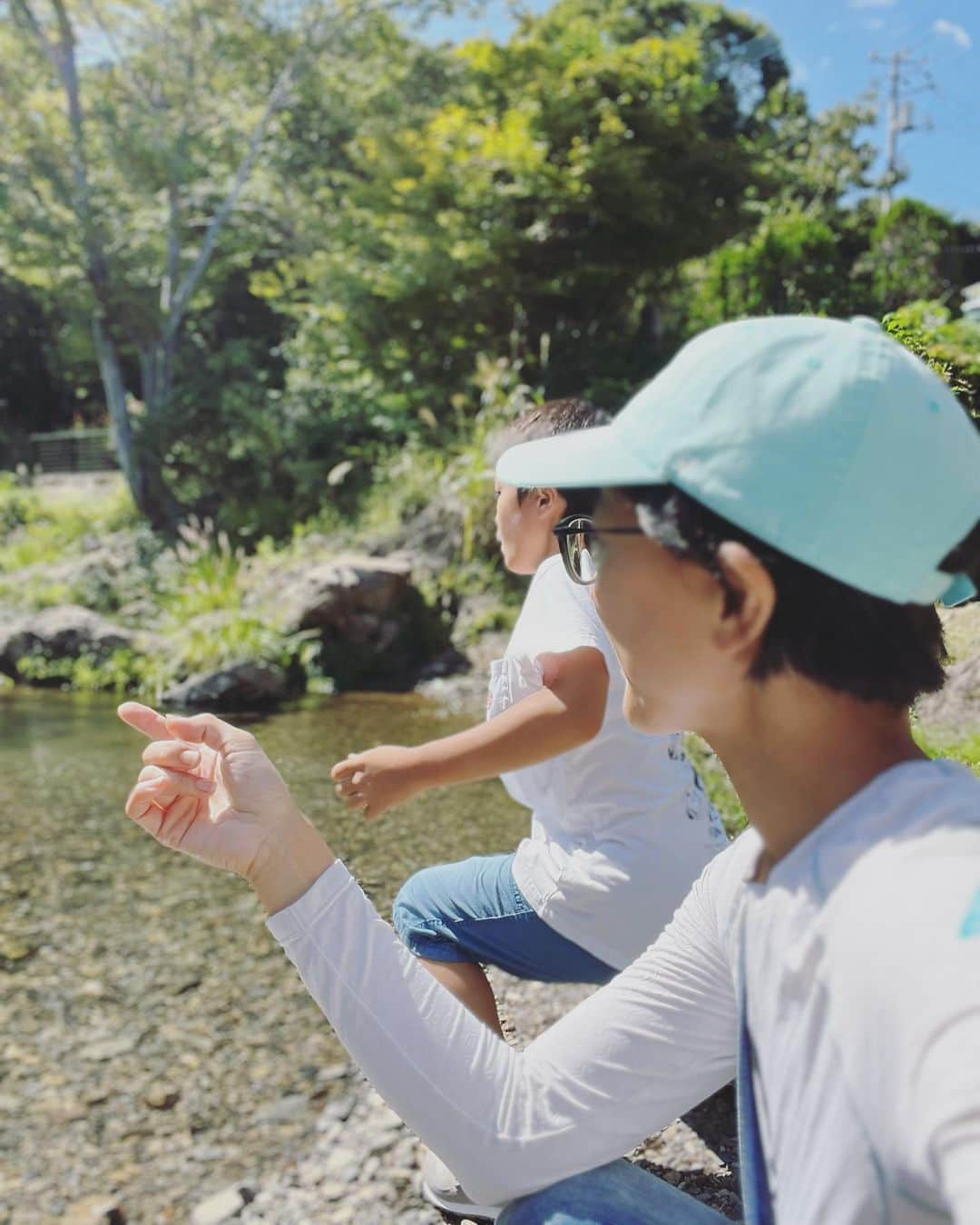 萩野志保子さんのインスタグラム写真 - (萩野志保子Instagram)「いちいち速い行動🌿 雑草の生きかたについて 前のめりの息子9歳。 まあ、黙って 経験したあれこれ寝かせてみ❣️ #水切り #上手  #石 #水 #草 #生き物」9月25日 22時13分 - shihoko_hagino