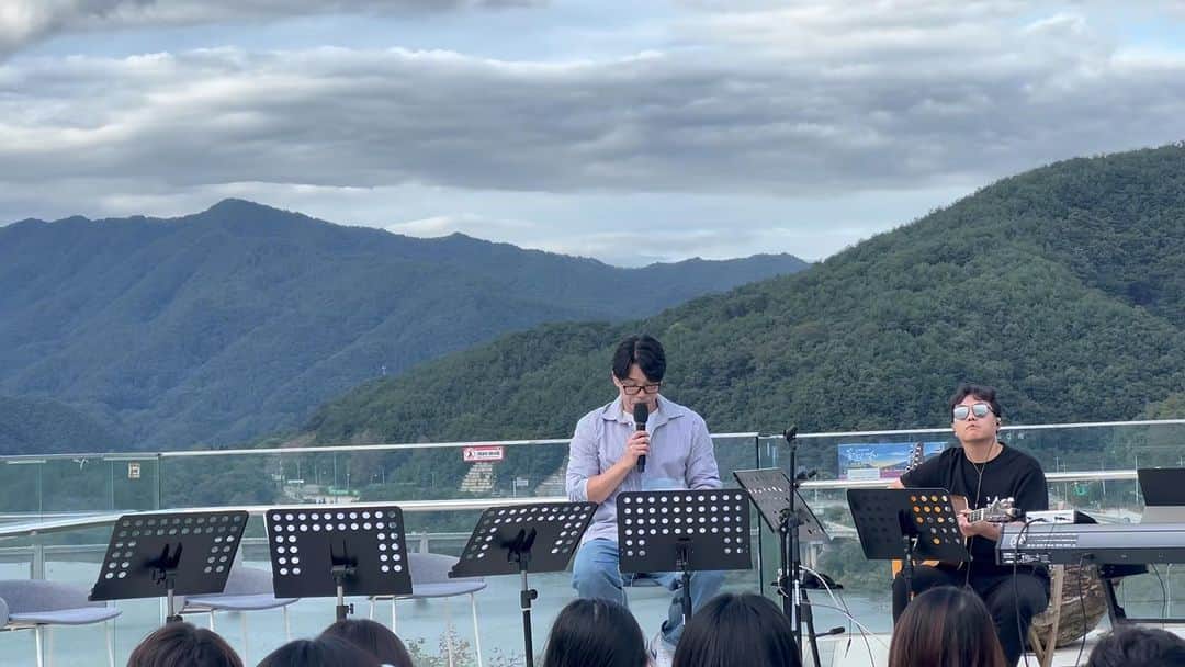 チャンミンのインスタグラム：「프로듀서 이창민의 뉴 프로젝트 ”랩소디“ 오프닝 김도향 선생님의 ”시간“ 우리 본방에서 만나요💕 기대 많이 해주세요~~ 오늘 와준 우리 팬들도 고마워어~~~ #프로듀서이창민 #랩소디 #이창민」