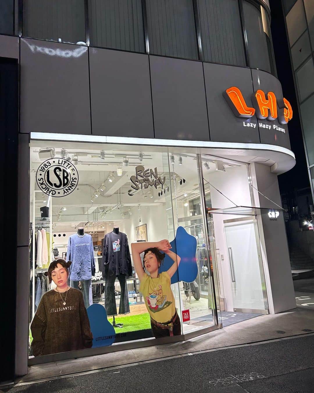 Little Sunny Biteのインスタグラム：「demim and me collection LHP原宿店でのウインドウディスプレイは終了しましたが、引き続きお取り扱いあります🙏 久々のdenim and me collectionはオリジナルカラーのケミカルデニムシリーズとren and stimpyの懐かしいカットソー✨ #littlesunnybite」