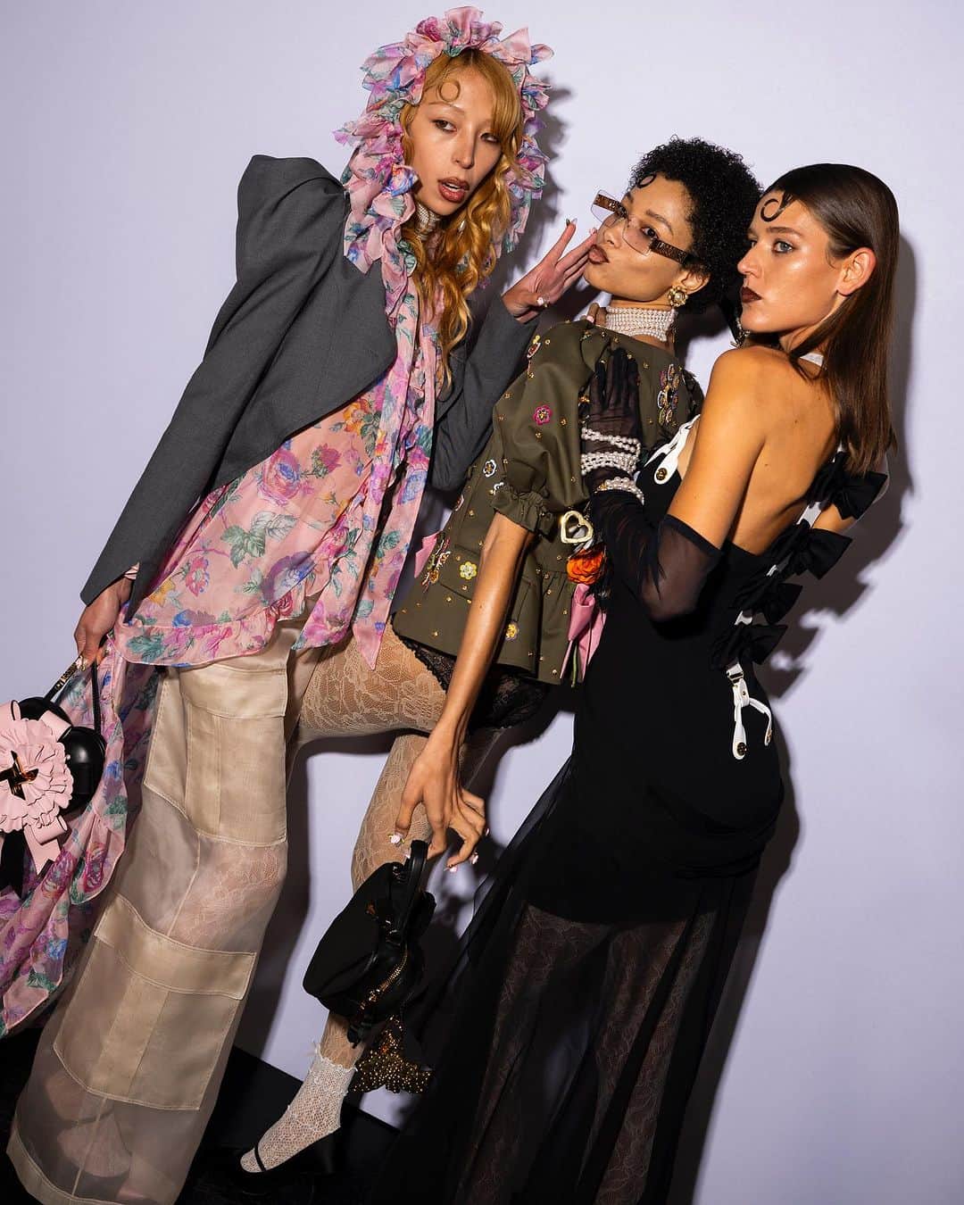 Moschinoさんのインスタグラム写真 - (MoschinoInstagram)「Showtime at #MFW. The goings-on backstage at #MoschinoSS24 – see the collection up close and last-minute moments before the curtain came up.   See more looks at the link in our bio.   Credit: dancers from Company Wayne McGregor @studiowaynemcgregor   Photos by @jasonlloydevans  #Moschino40Years #Moschino」9月25日 22時26分 - moschino